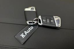 sininen Volkswagen Arteon 2021 kuva 27.