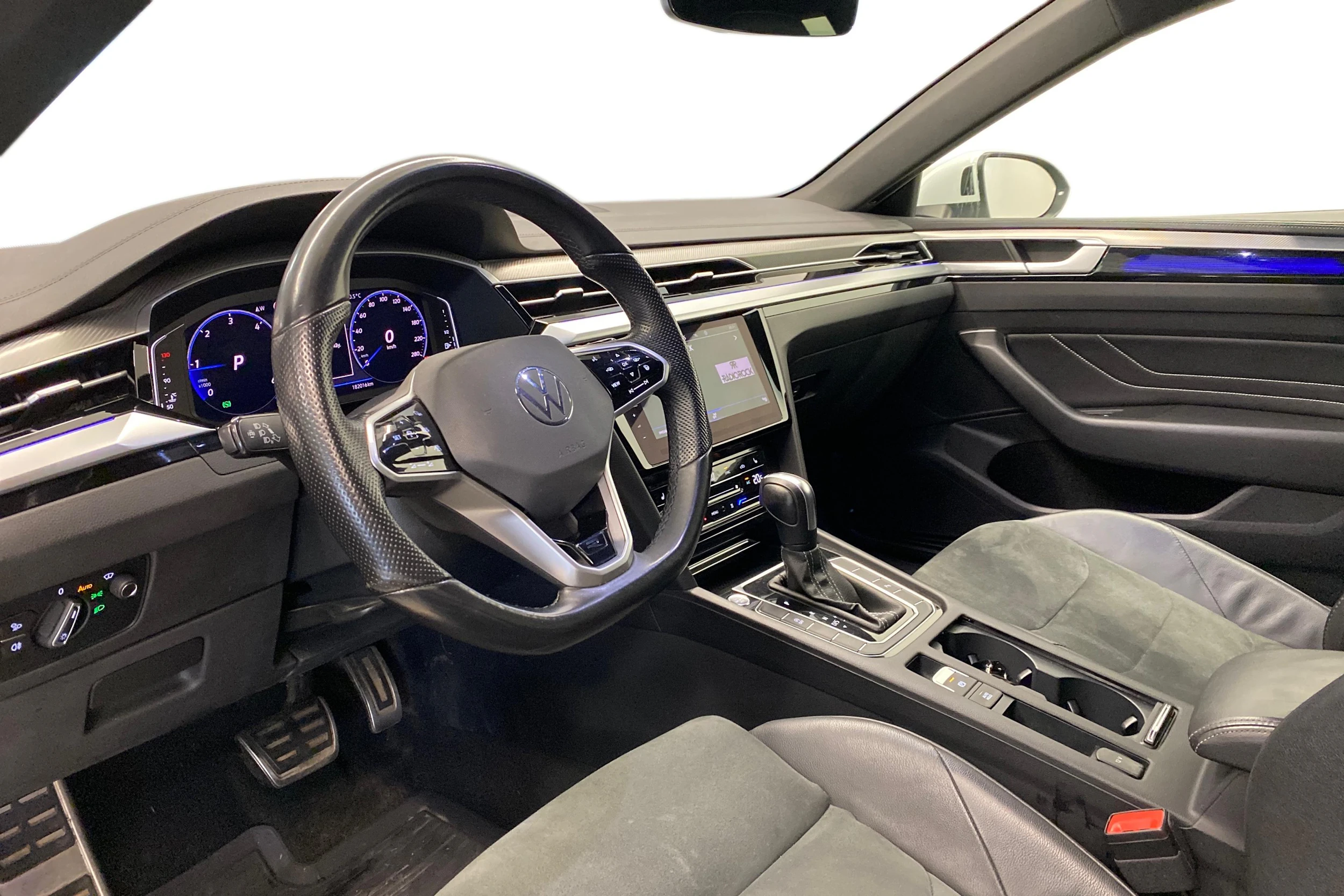 Valkoinen Volkswagen Arteon 2021 kuva 6.