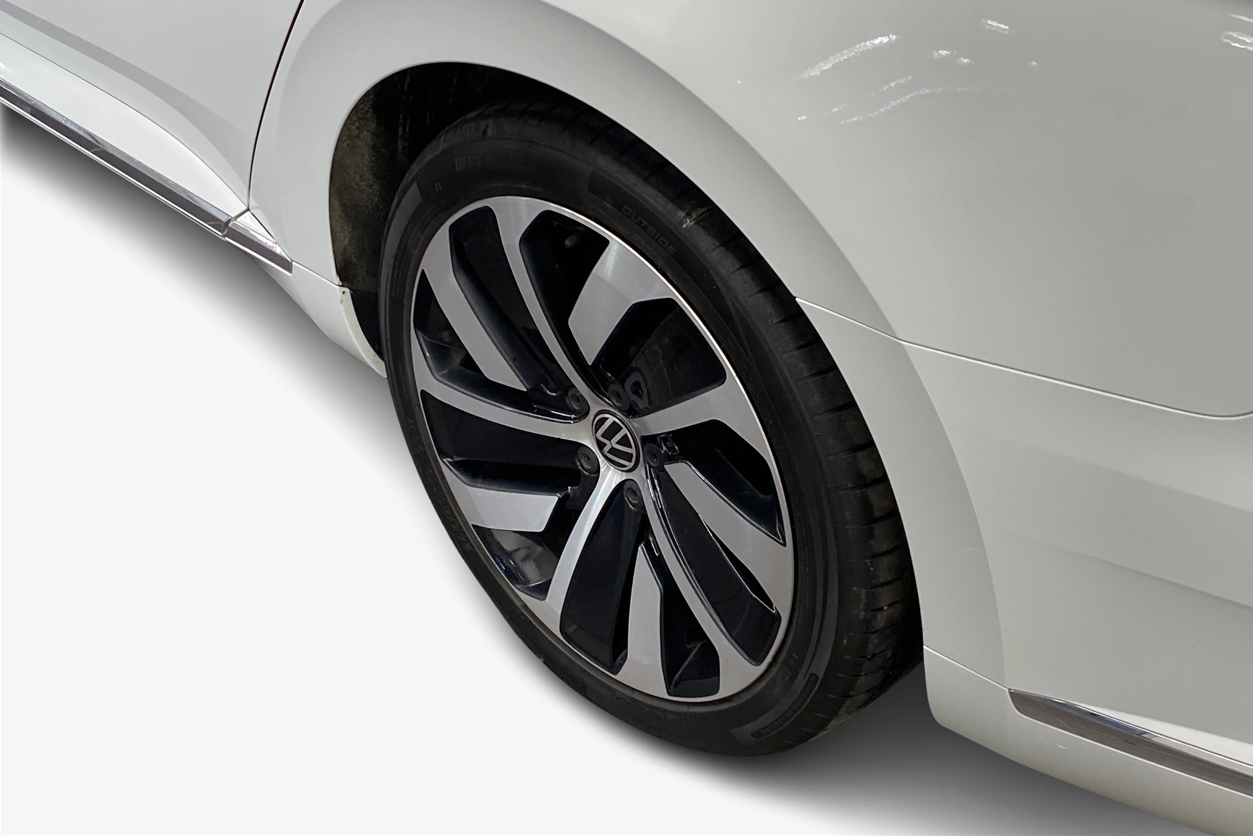 Valkoinen Volkswagen Arteon 2021 kuva 9.