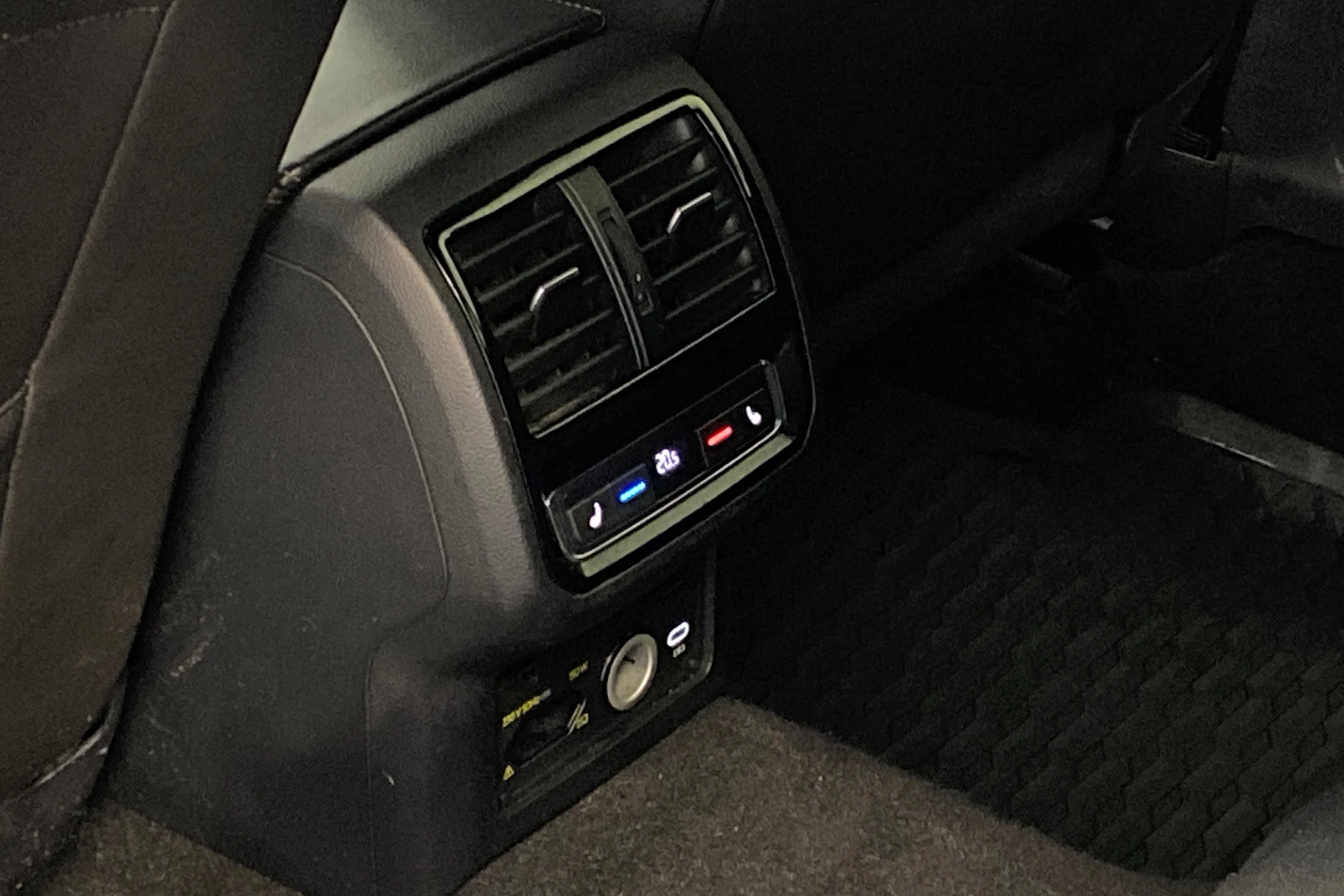 Valkoinen Volkswagen Arteon 2021 kuva 13.