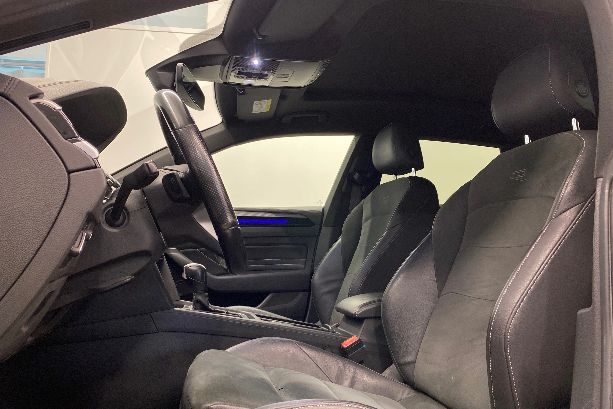 Valkoinen Volkswagen Arteon 2021 kuva 14.