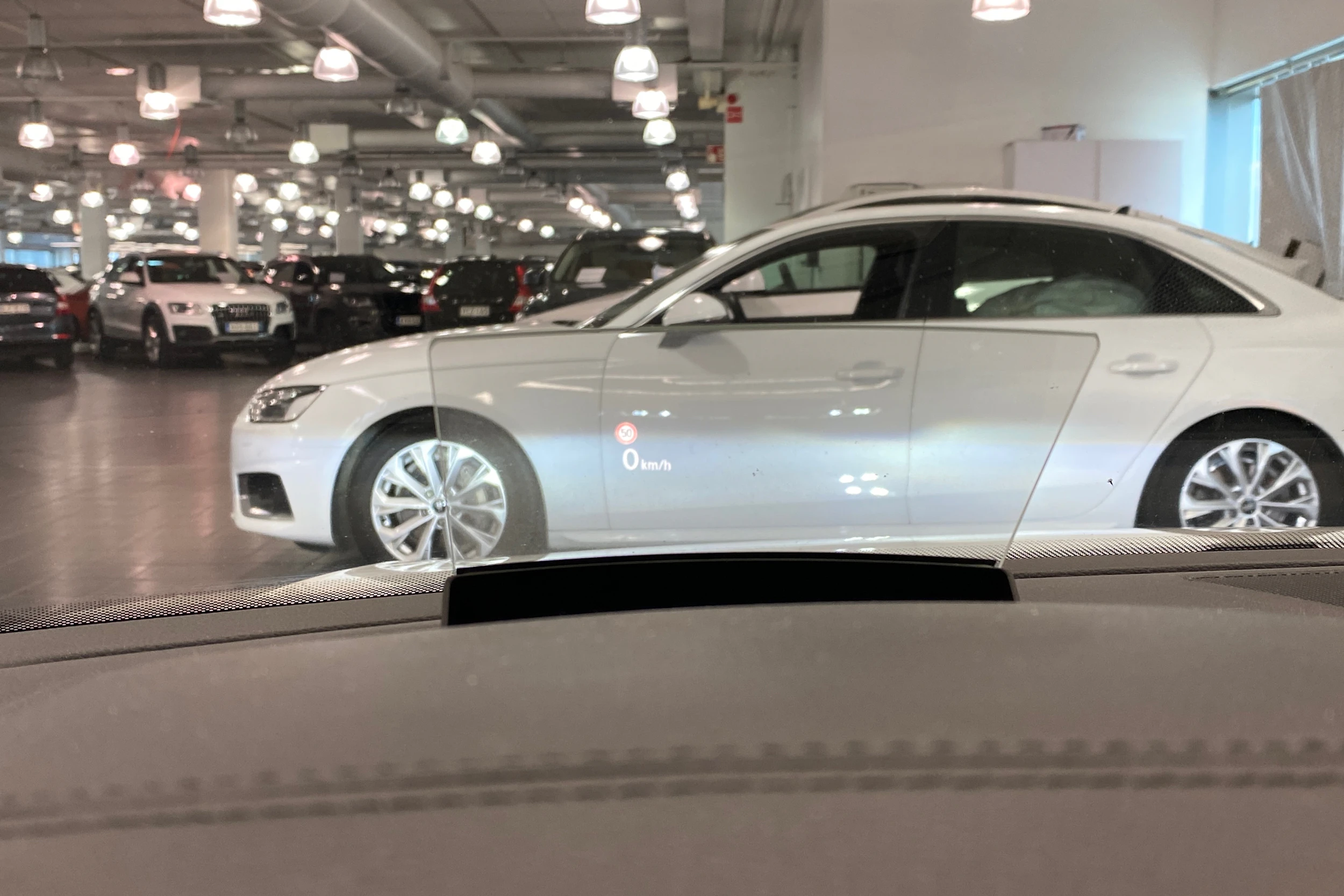 Valkoinen Volkswagen Arteon 2021 kuva 23.