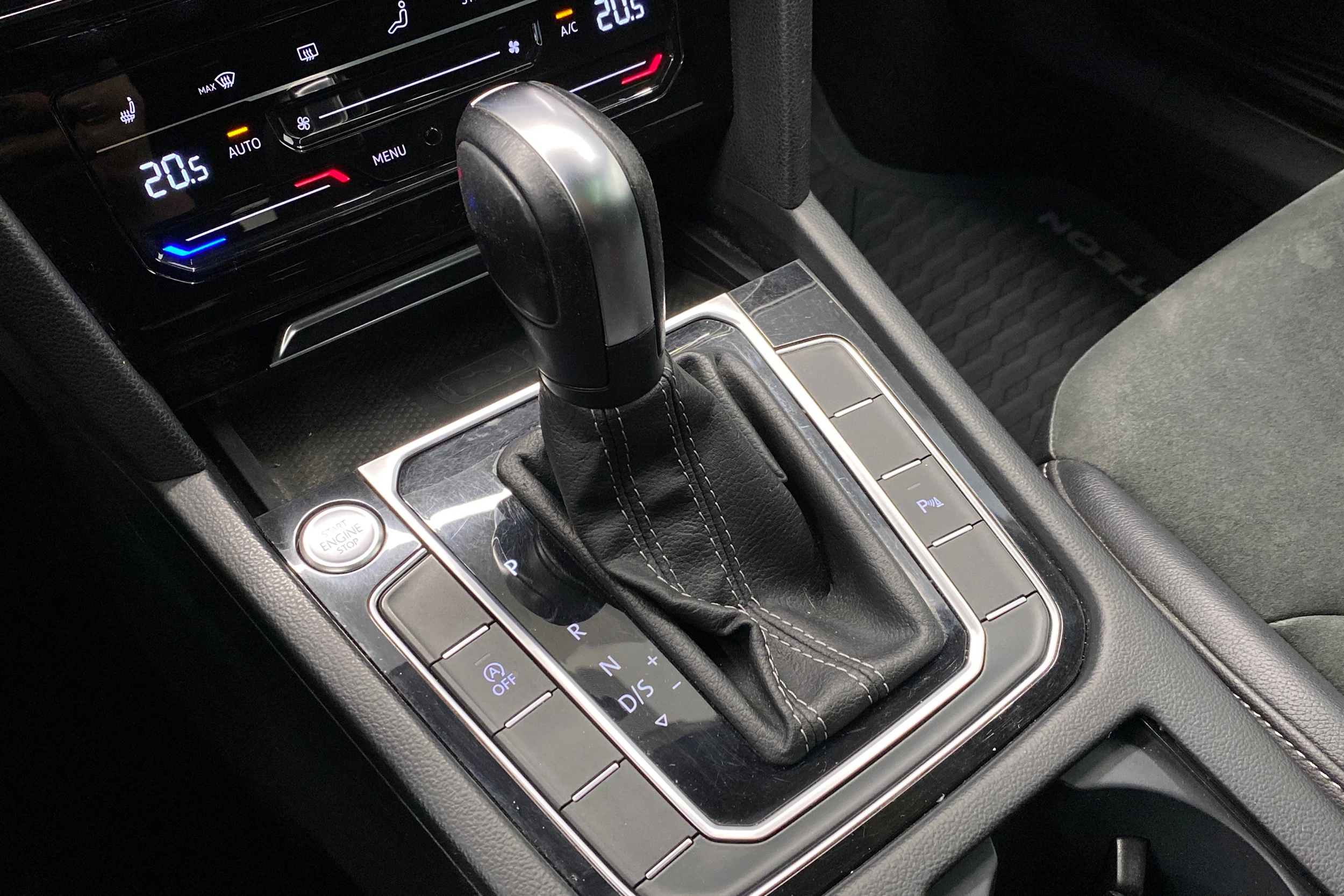 Valkoinen Volkswagen Arteon 2021 kuva 25.