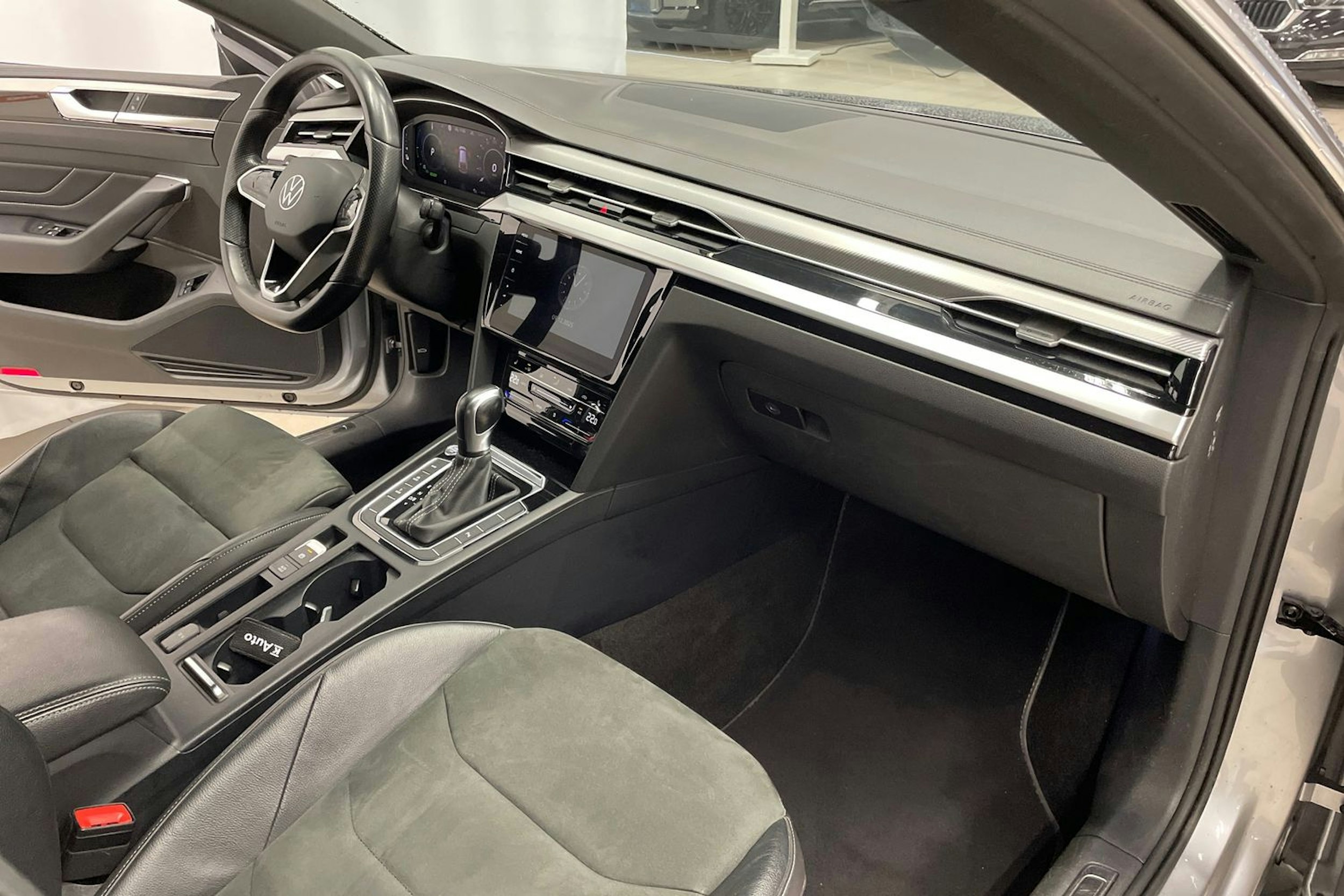 Sininen Volkswagen Arteon 2021 kuva 26.