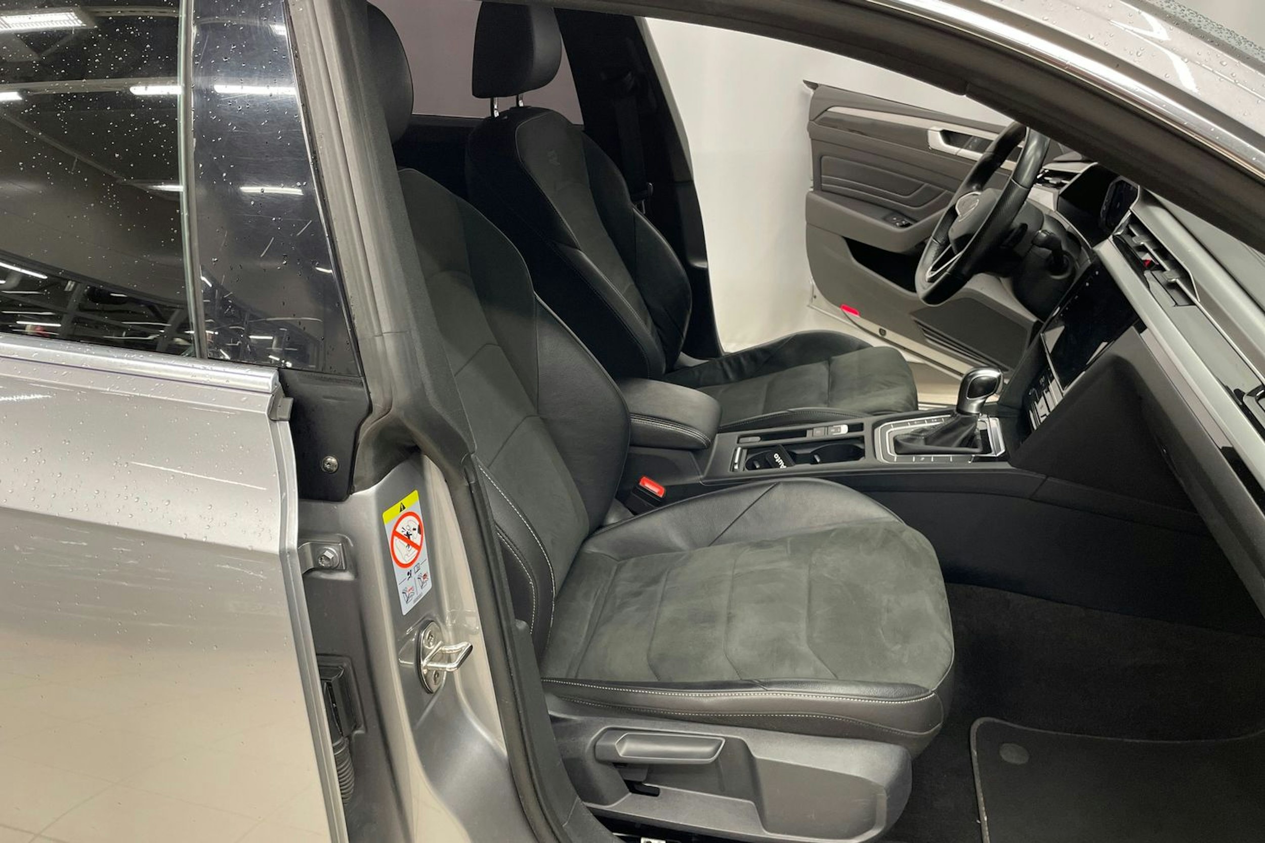 Sininen Volkswagen Arteon 2021 kuva 27.