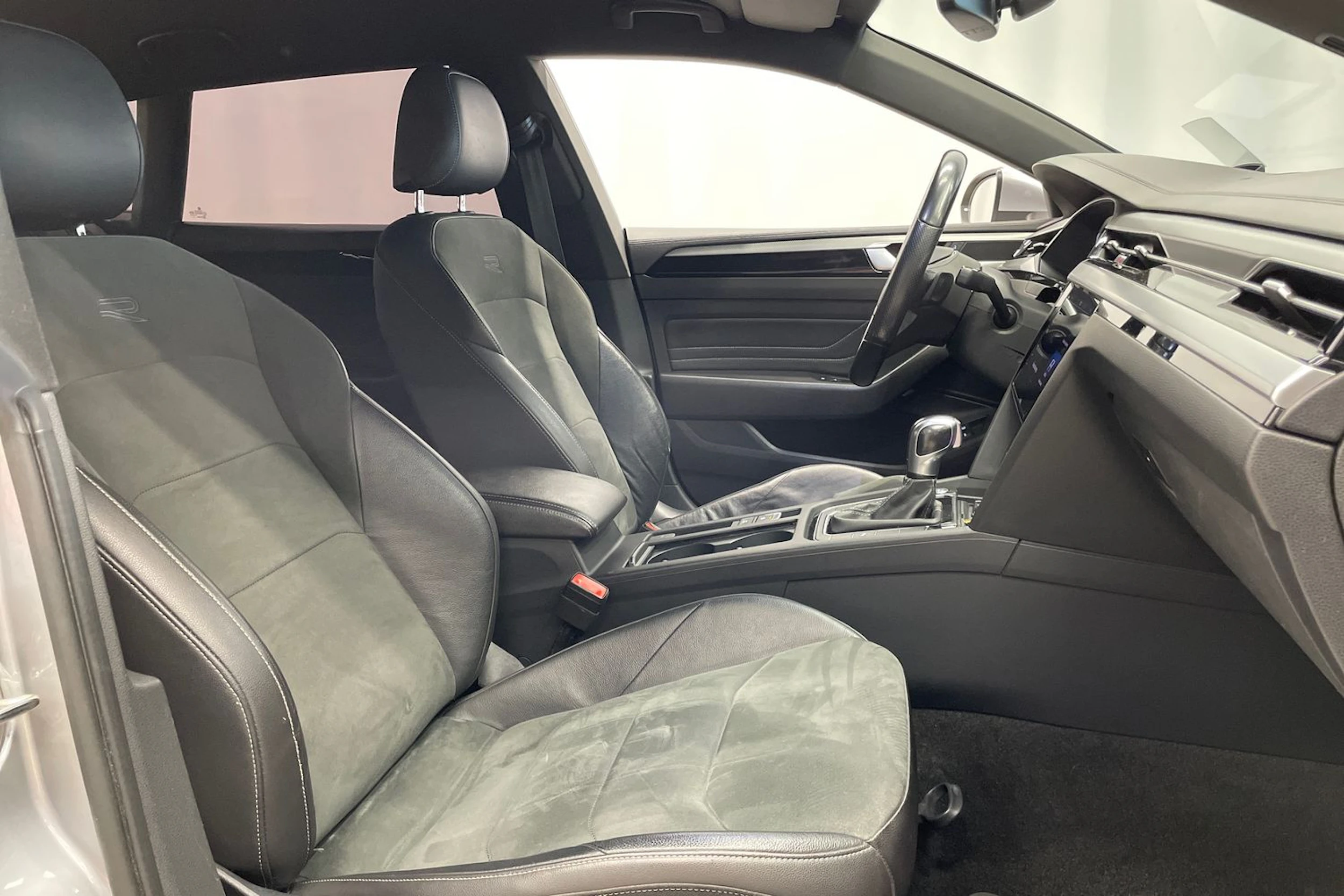 Sininen Volkswagen Arteon 2021 kuva 29.