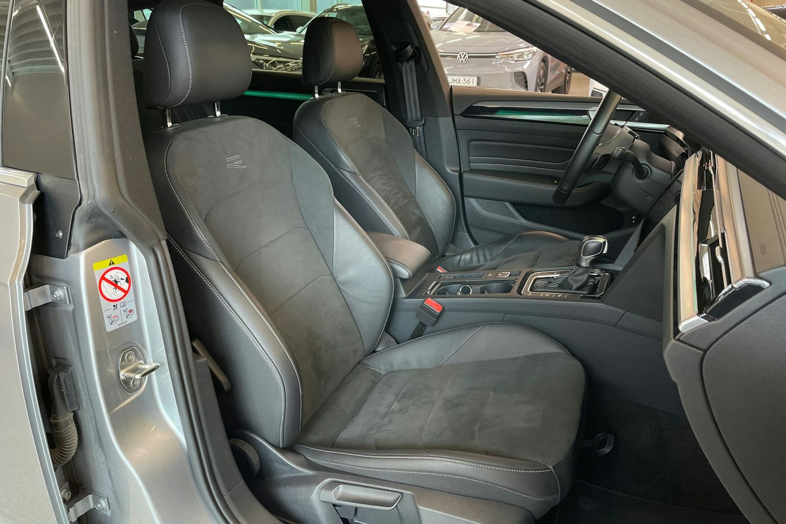 Sininen Volkswagen Arteon 2021 kuva 28.