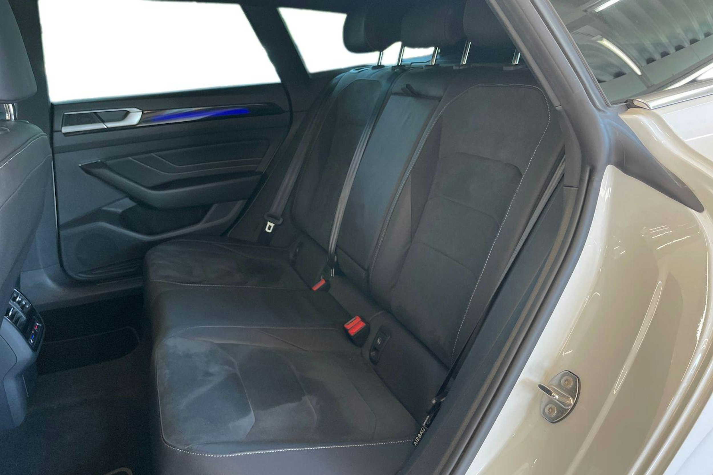 valkoinen Volkswagen Arteon 2021 kuva 10.