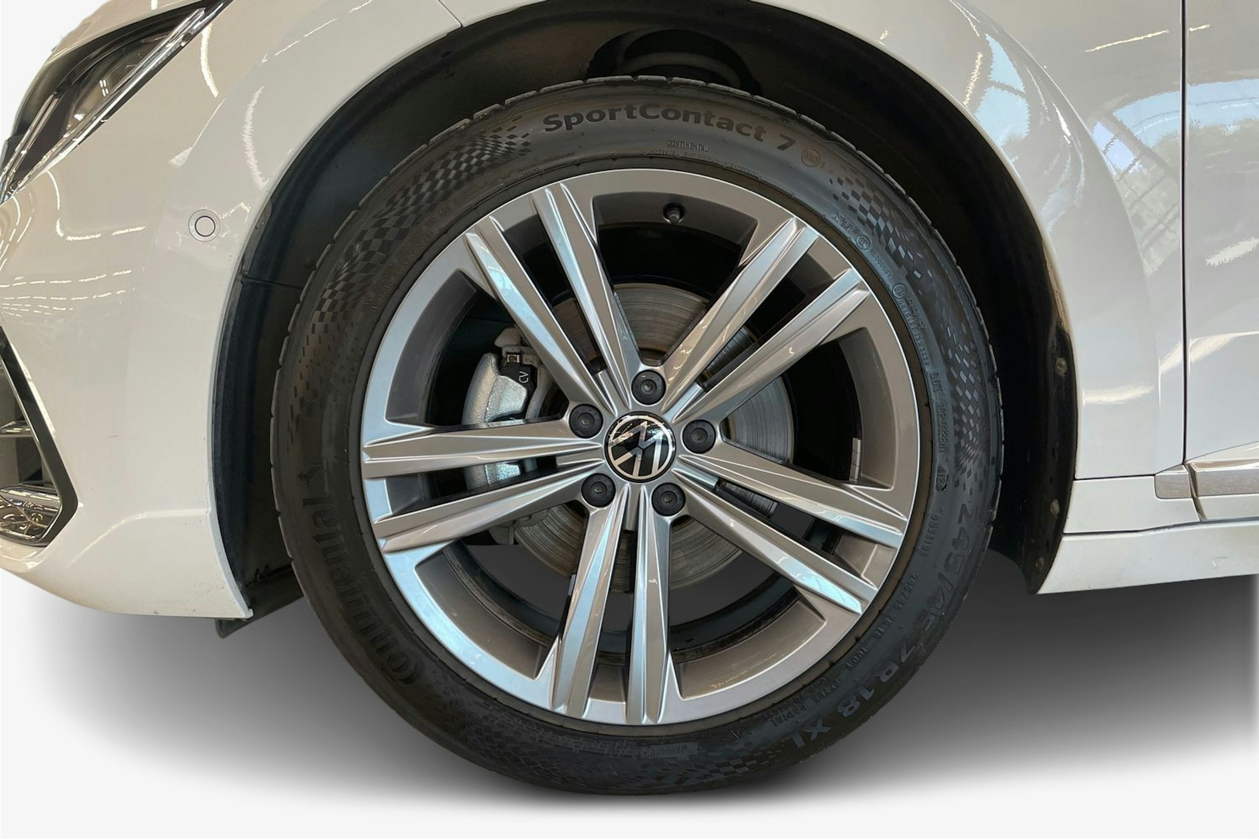 valkoinen Volkswagen Arteon 2021 kuva 11.