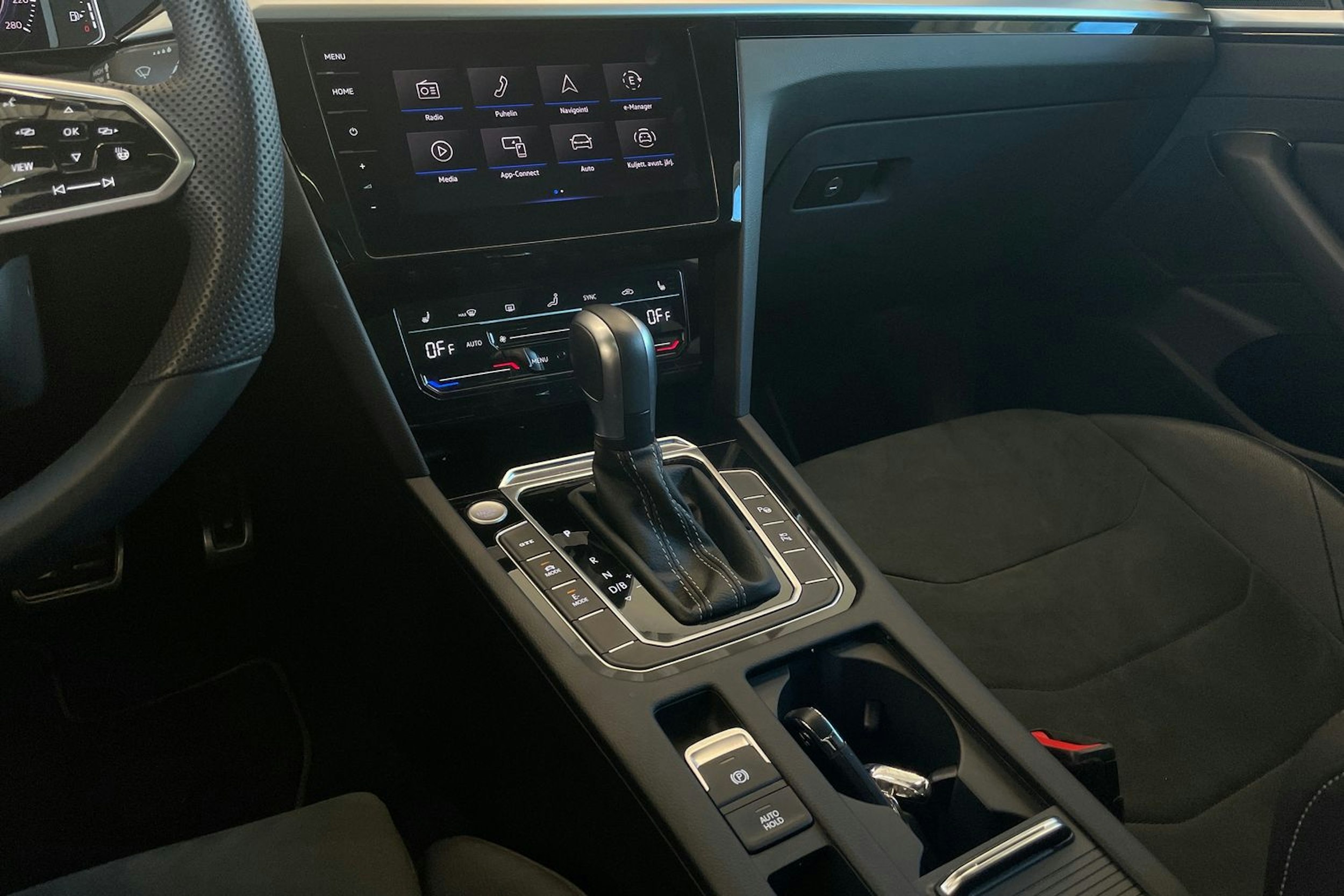 valkoinen Volkswagen Arteon 2021 kuva 18.