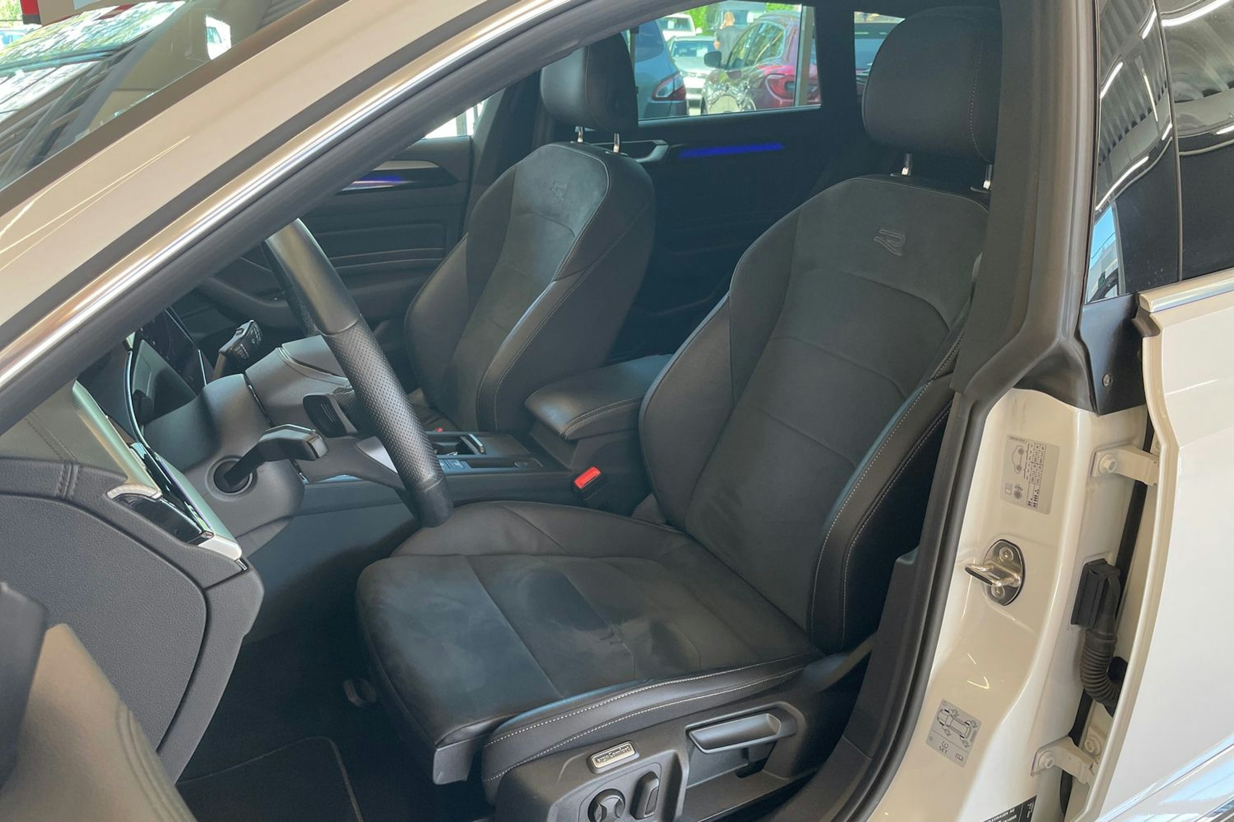 valkoinen Volkswagen Arteon 2021 kuva 28.
