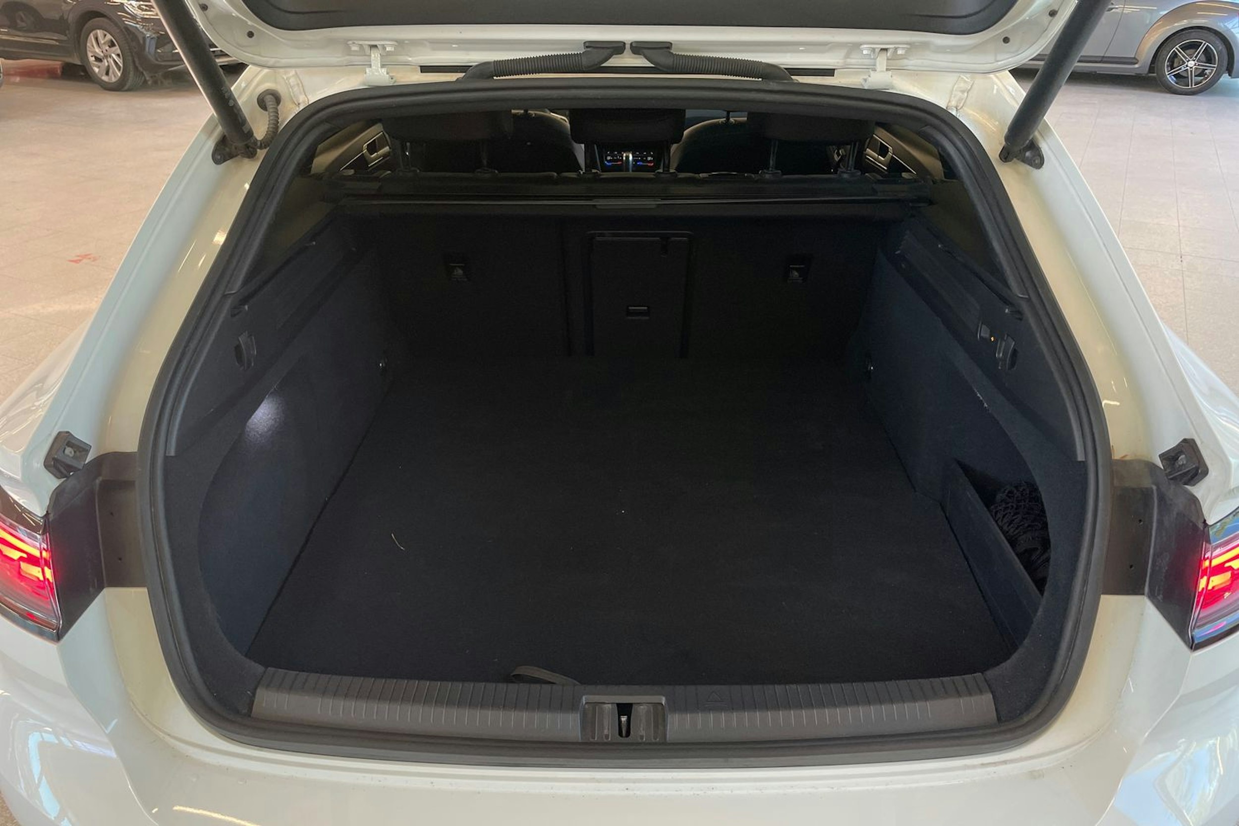 valkoinen Volkswagen Arteon 2021 kuva 31.