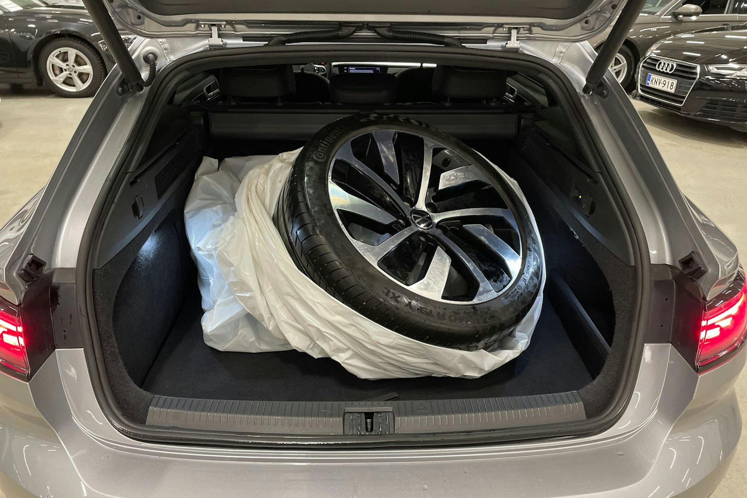 sininen Volkswagen Arteon 2021 kuva 14.