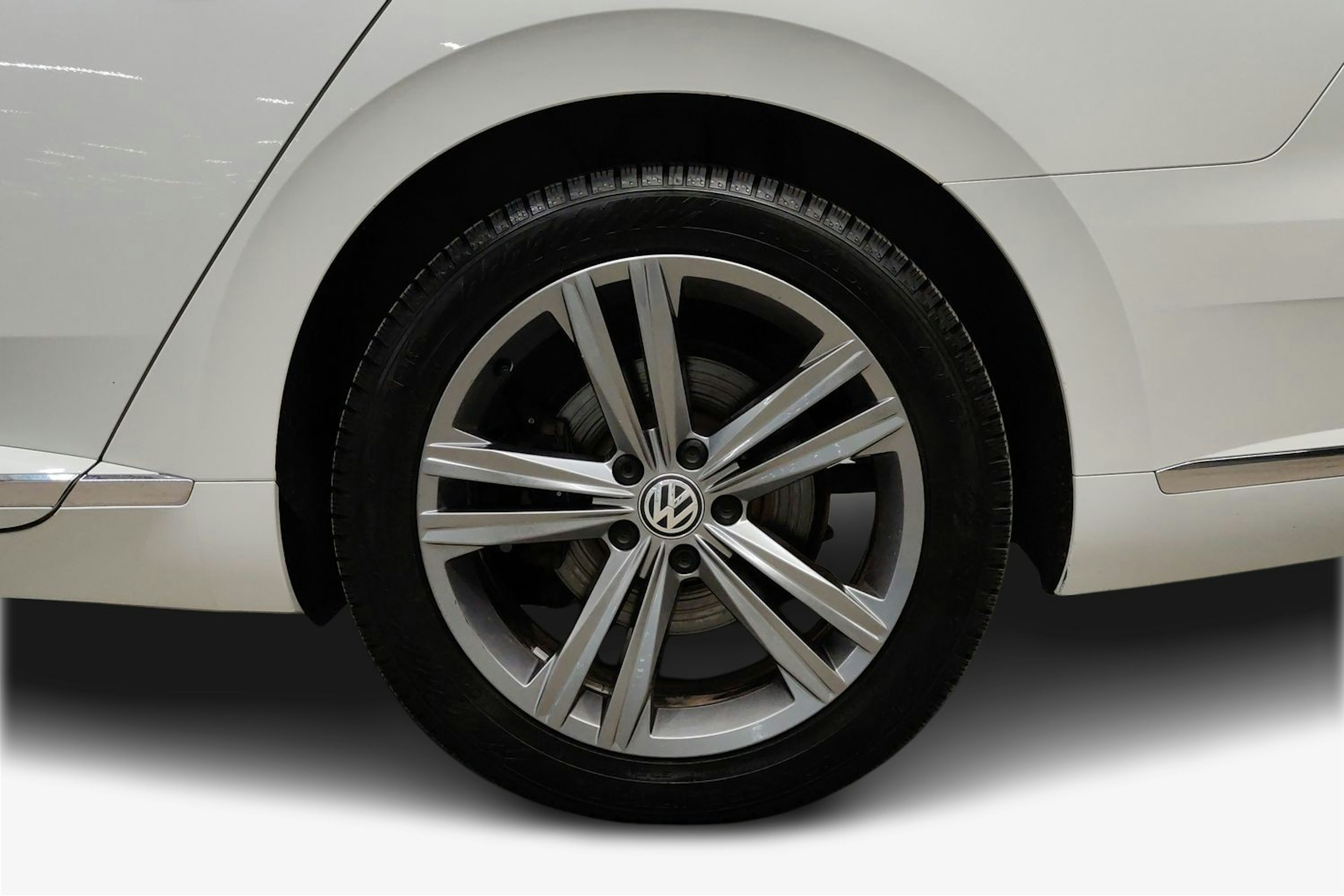 valkoinen Volkswagen Arteon 2021 kuva 11.