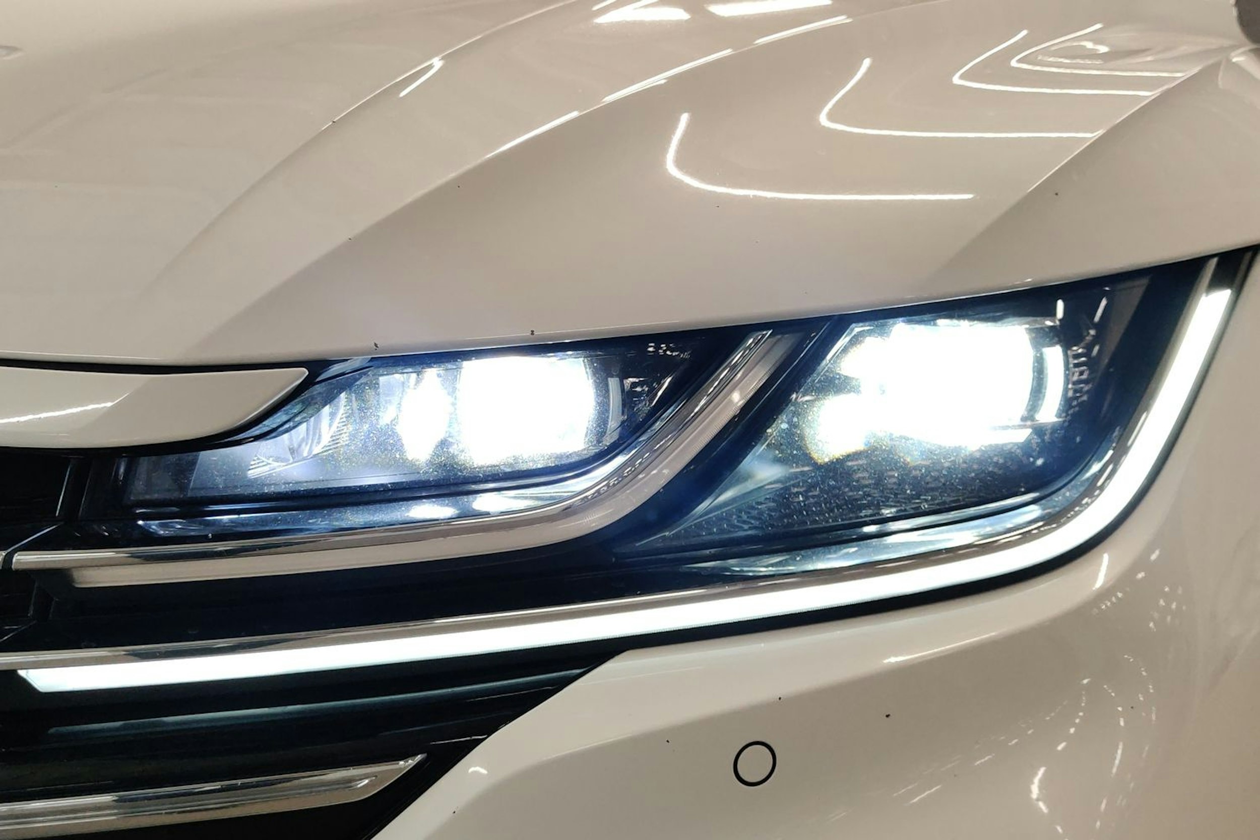 valkoinen Volkswagen Arteon 2021 kuva 14.