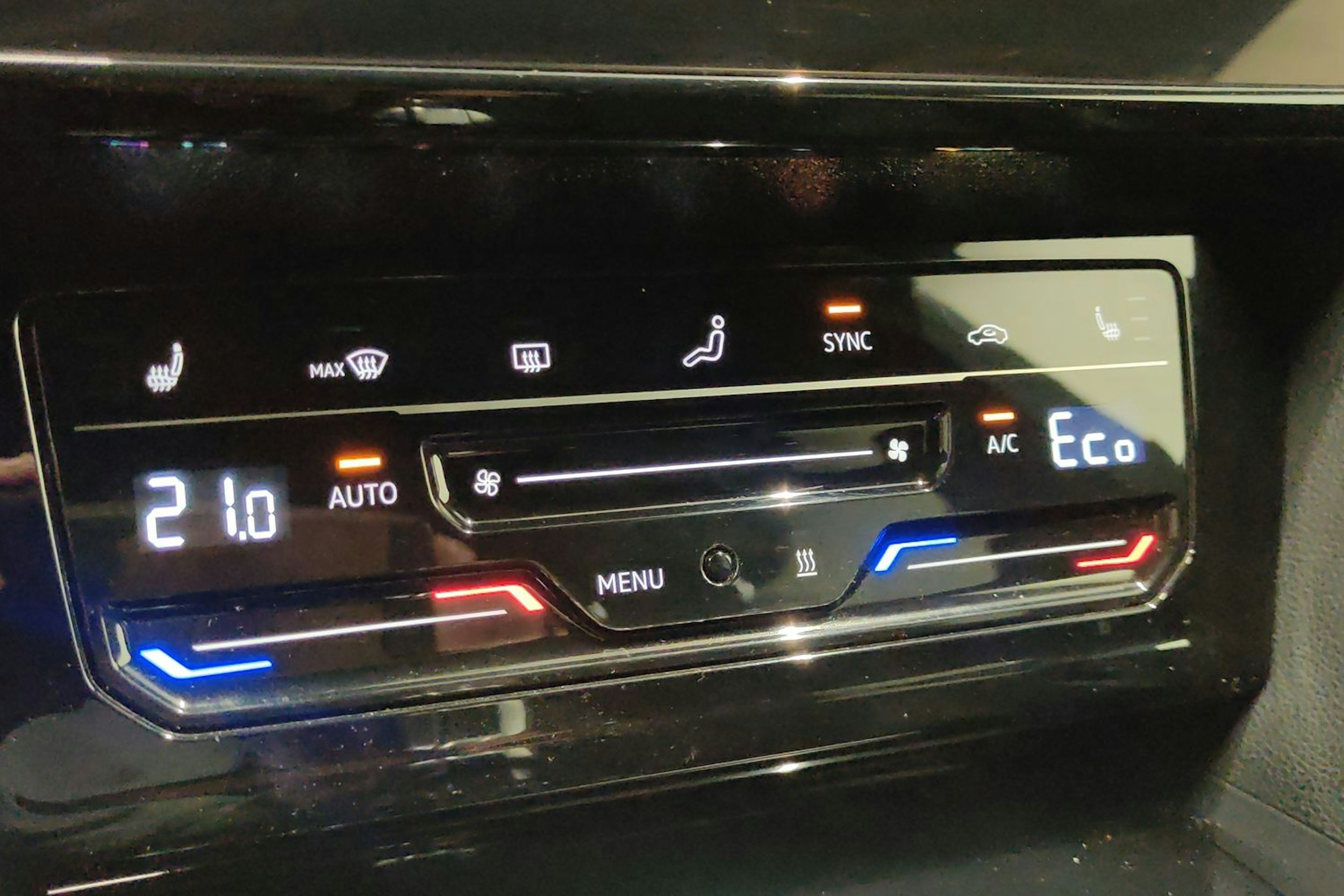 valkoinen Volkswagen Arteon 2021 kuva 19.