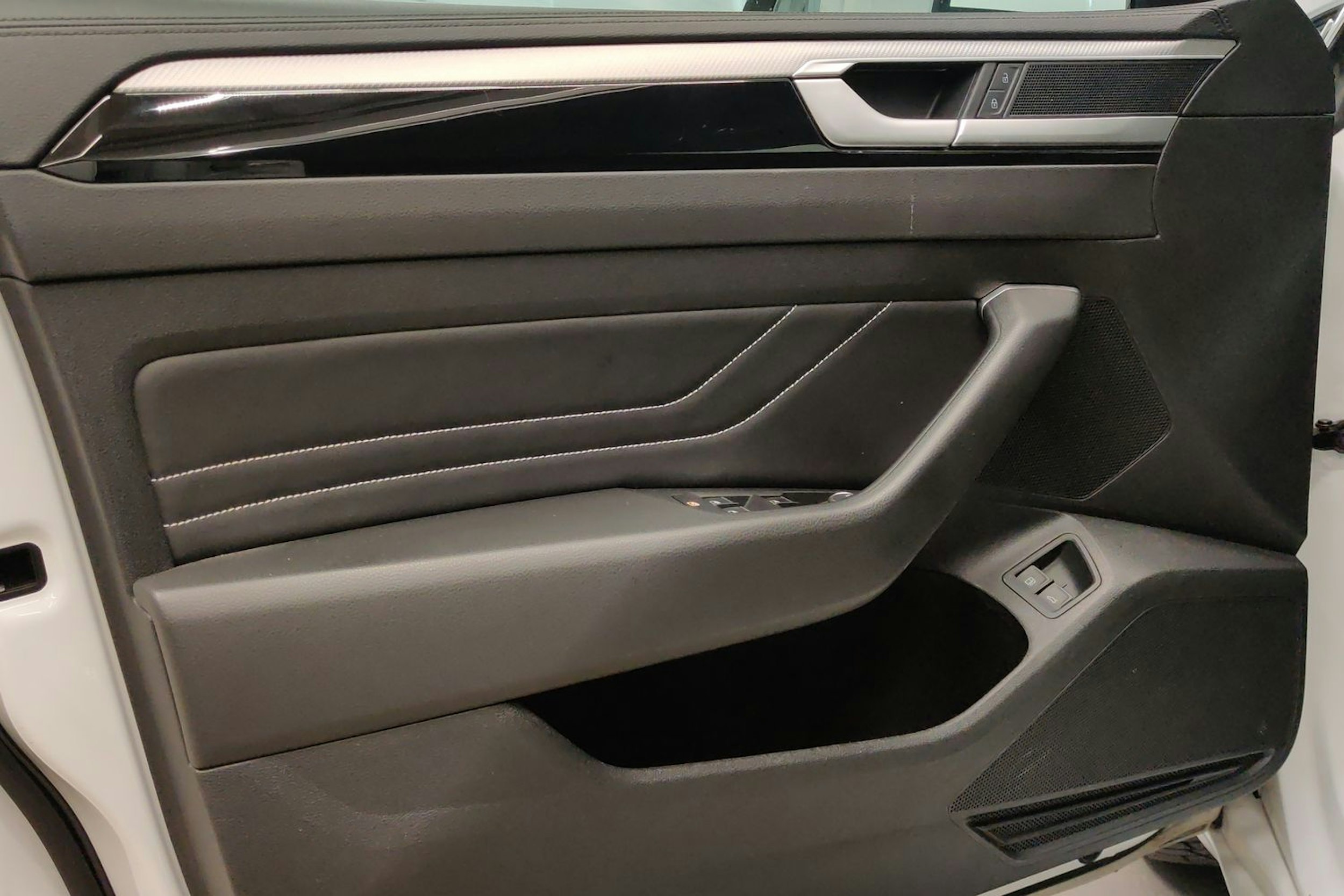valkoinen Volkswagen Arteon 2021 kuva 26.