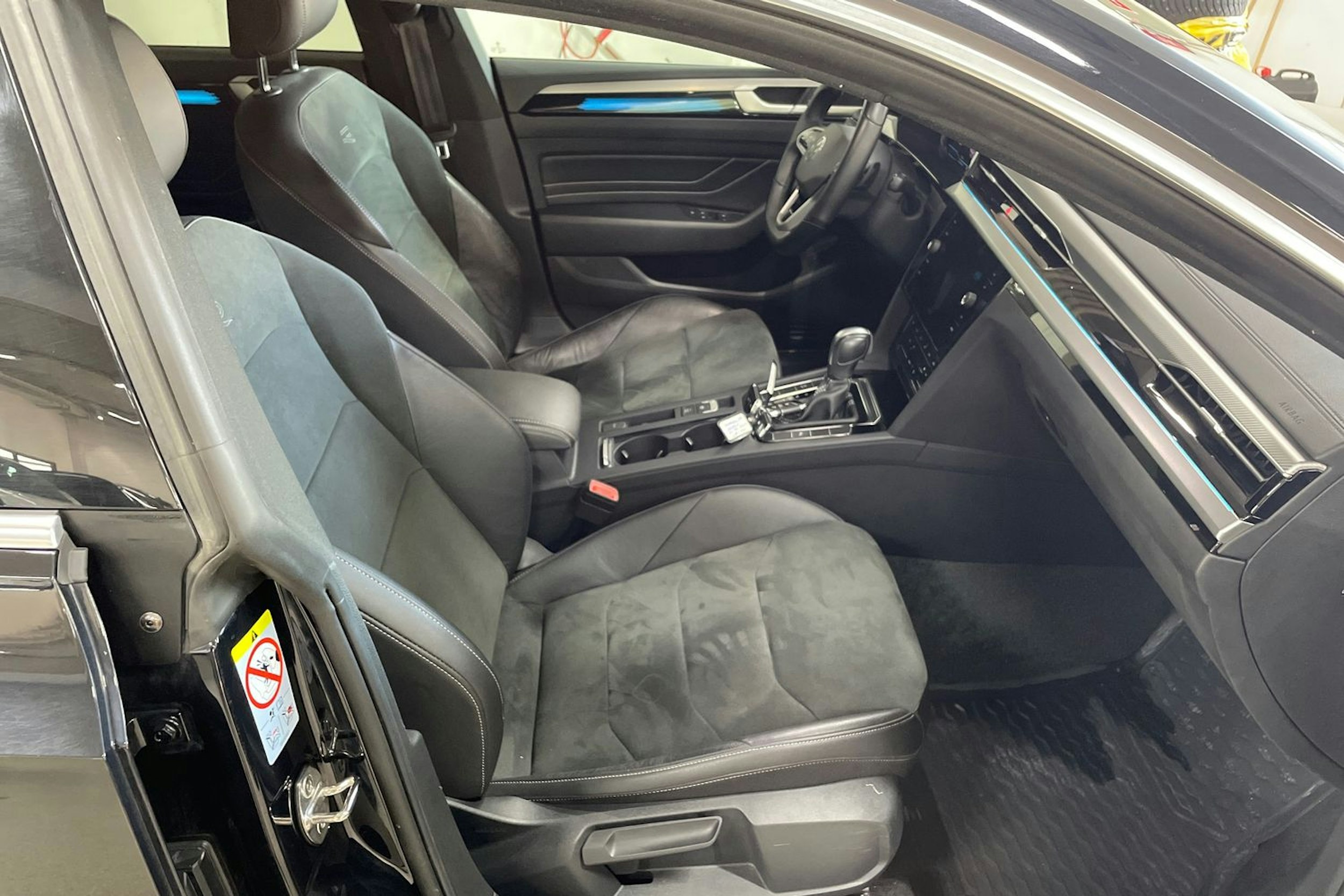 Musta Volkswagen Arteon 2021 kuva 24.