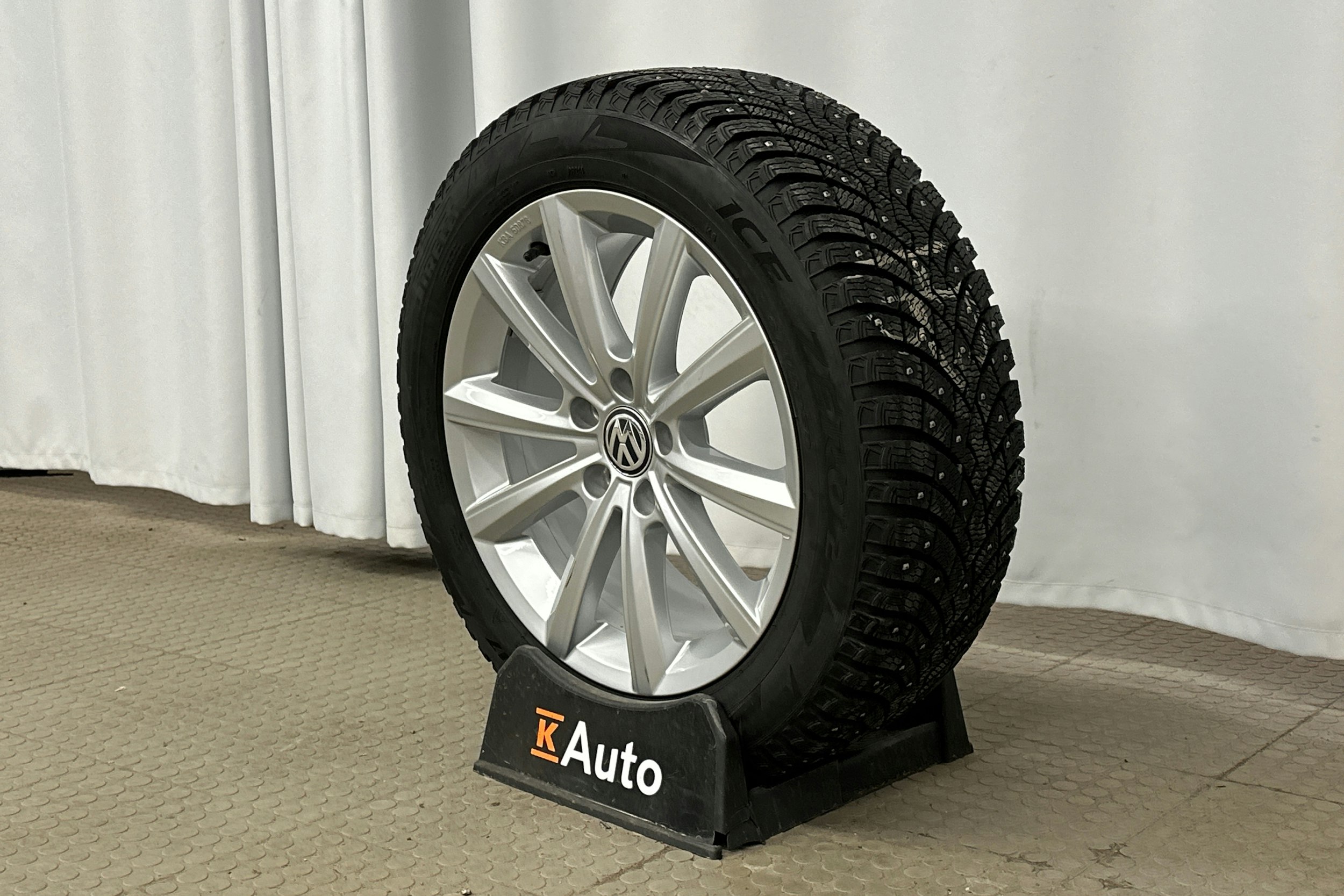 harmaa Volkswagen Arteon 2021 kuva 13.