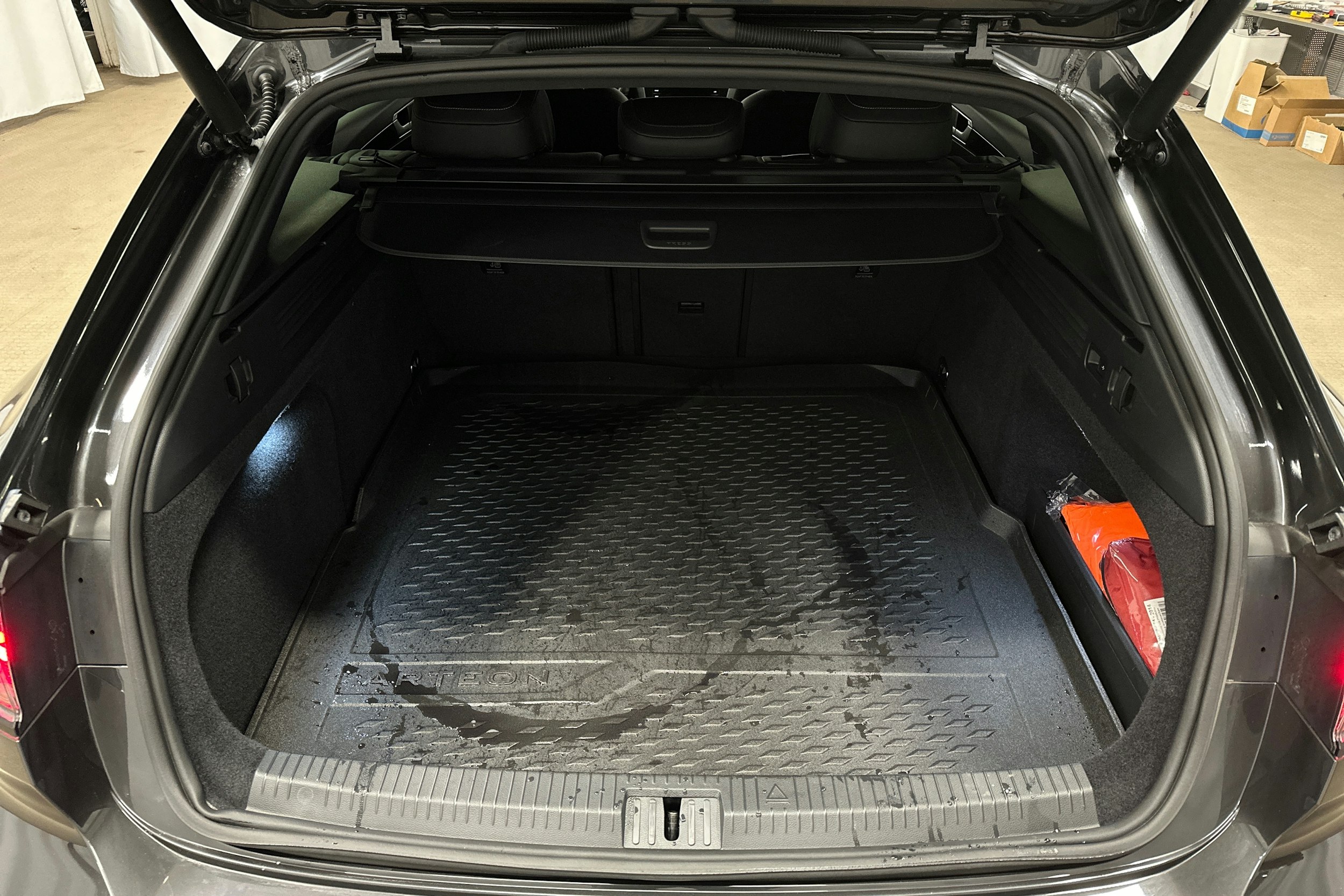 harmaa Volkswagen Arteon 2021 kuva 14.