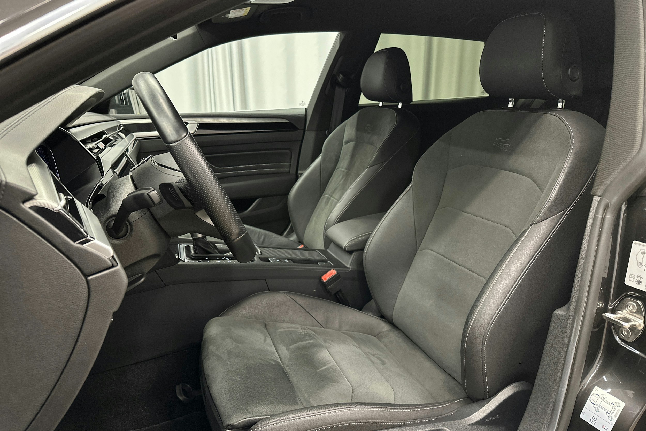 harmaa Volkswagen Arteon 2021 kuva 18.