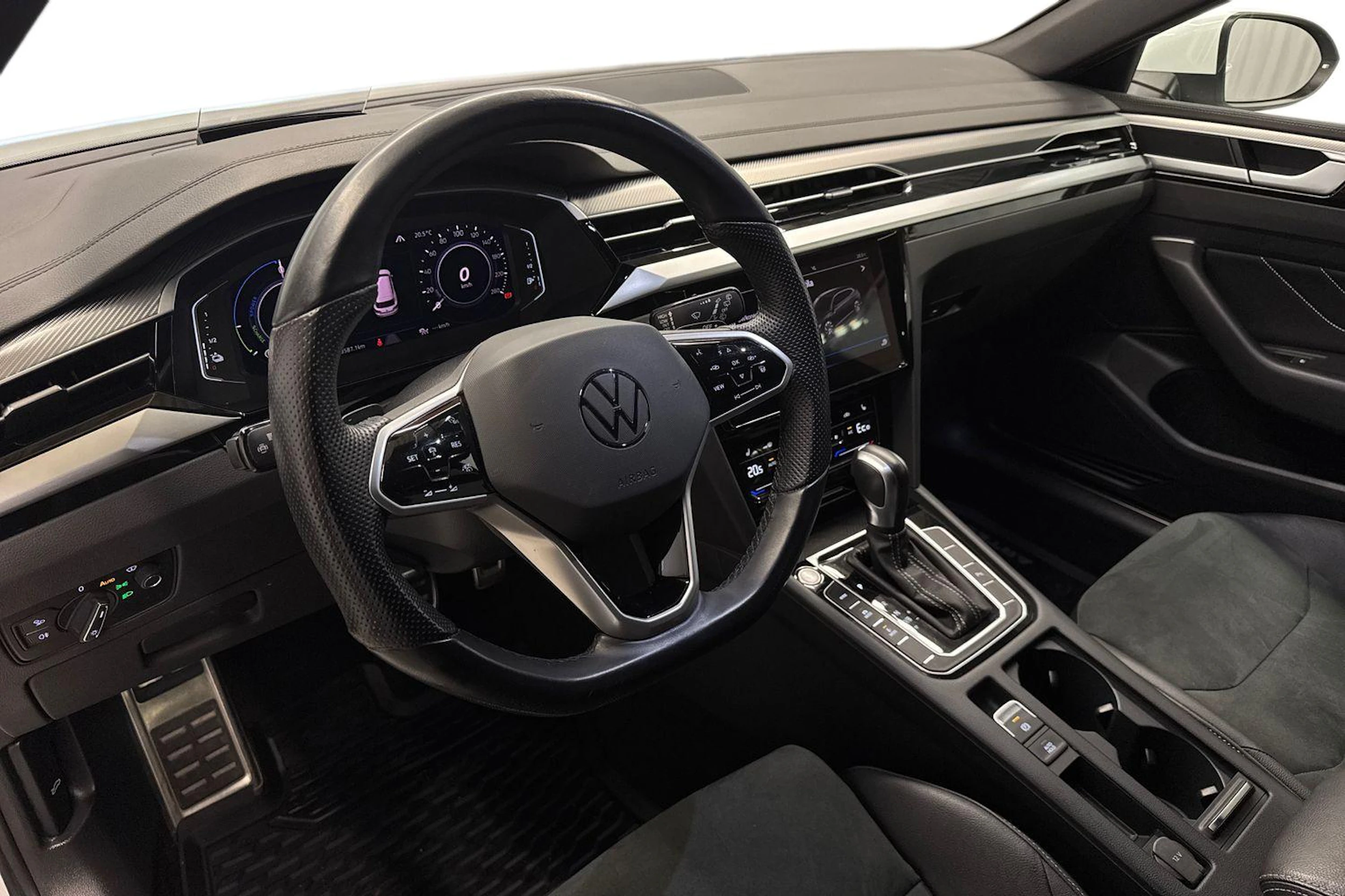 valkoinen Volkswagen Arteon 2021 kuva 8.