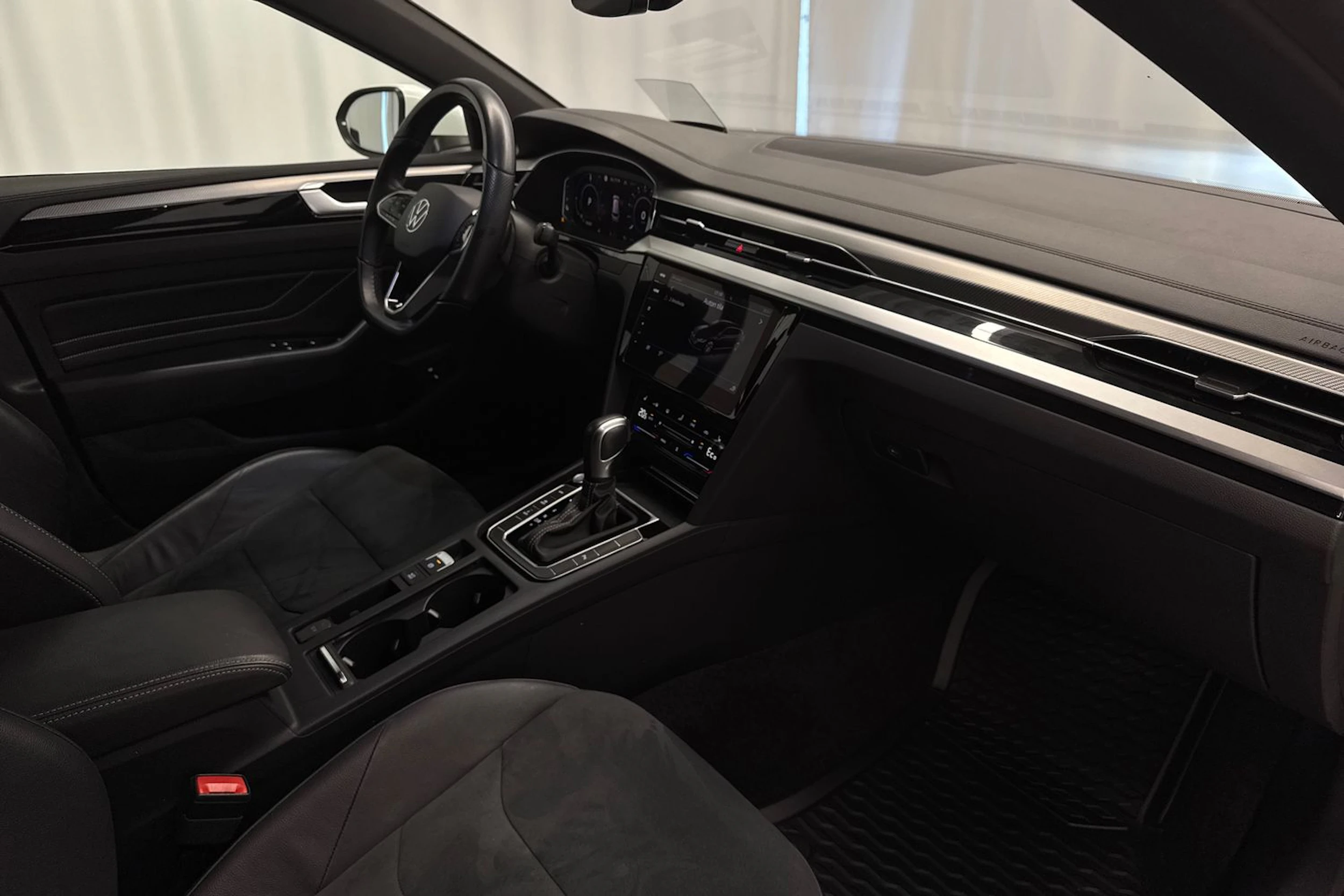 valkoinen Volkswagen Arteon 2021 kuva 16.