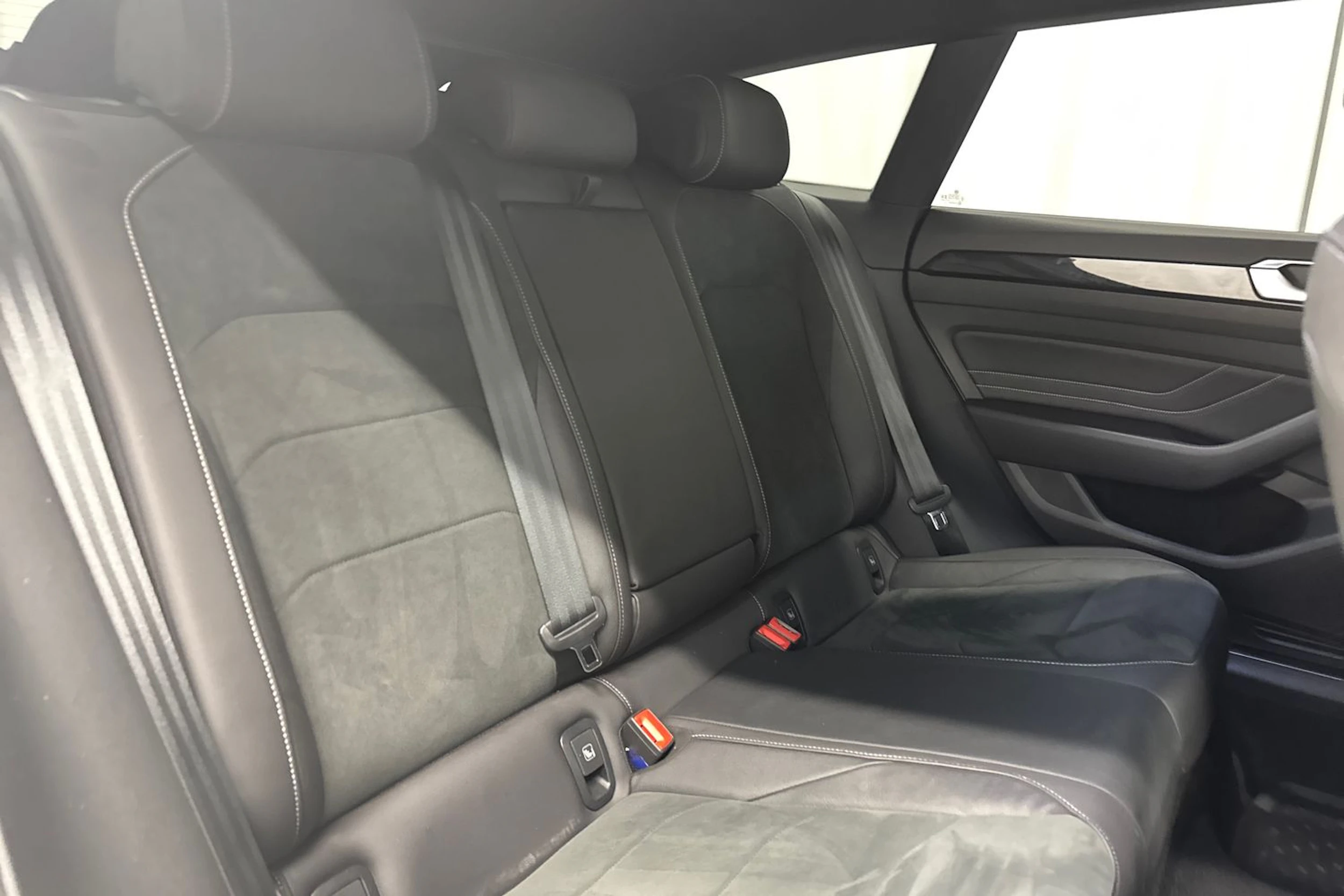 valkoinen Volkswagen Arteon 2021 kuva 18.