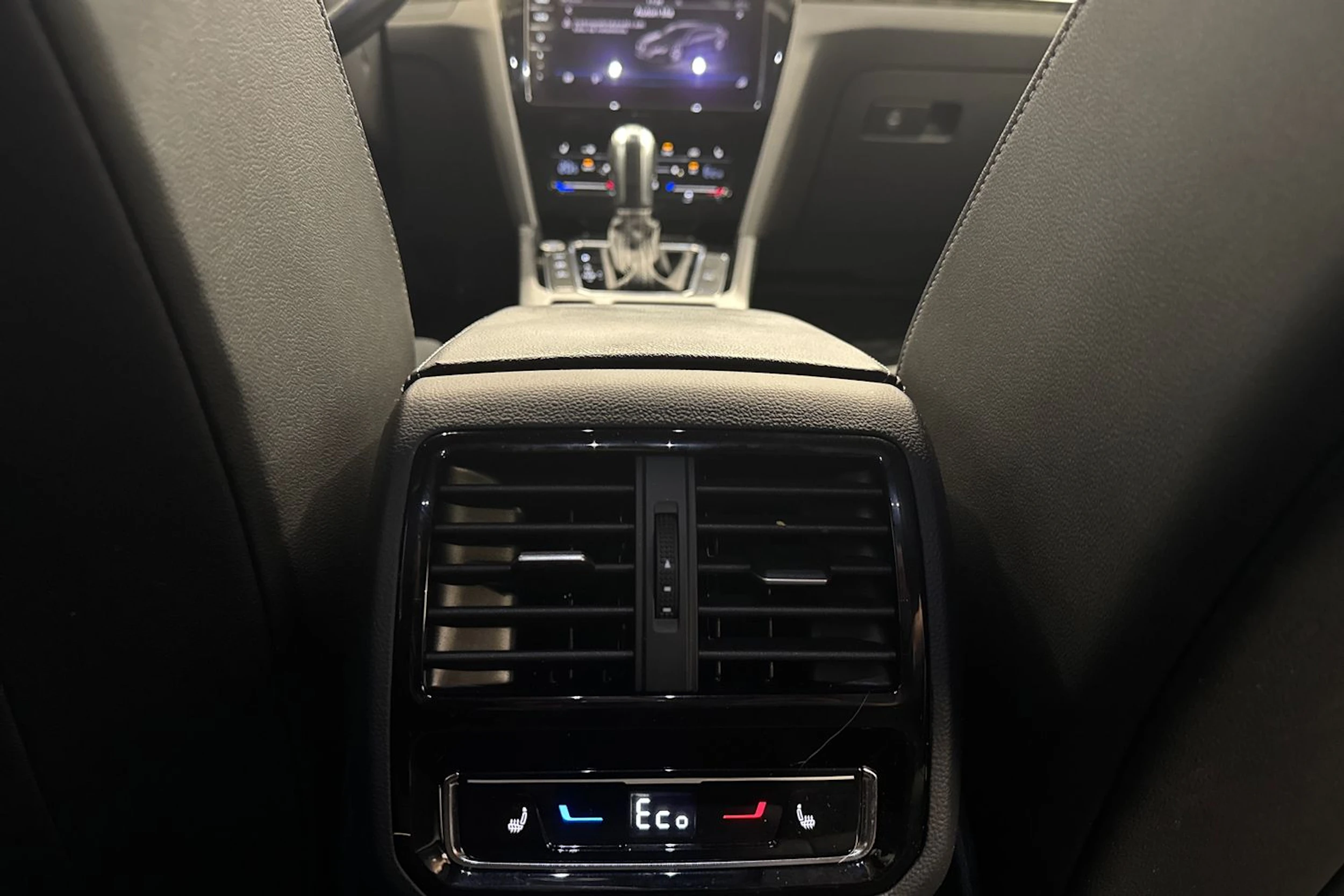 valkoinen Volkswagen Arteon 2021 kuva 19.