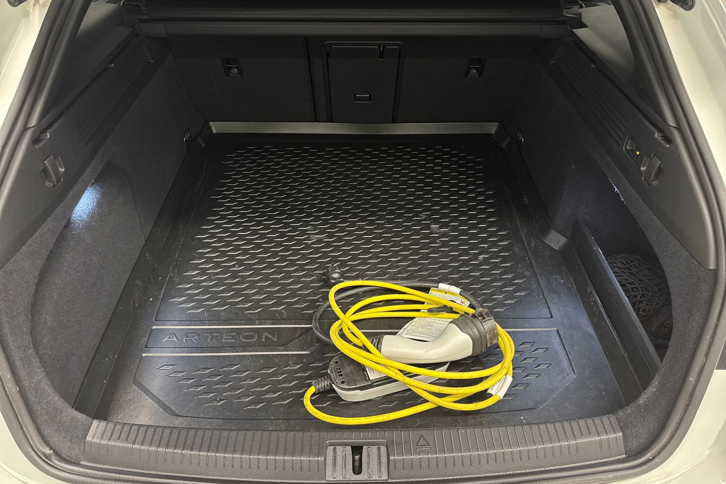 valkoinen Volkswagen Arteon 2021 kuva 20.
