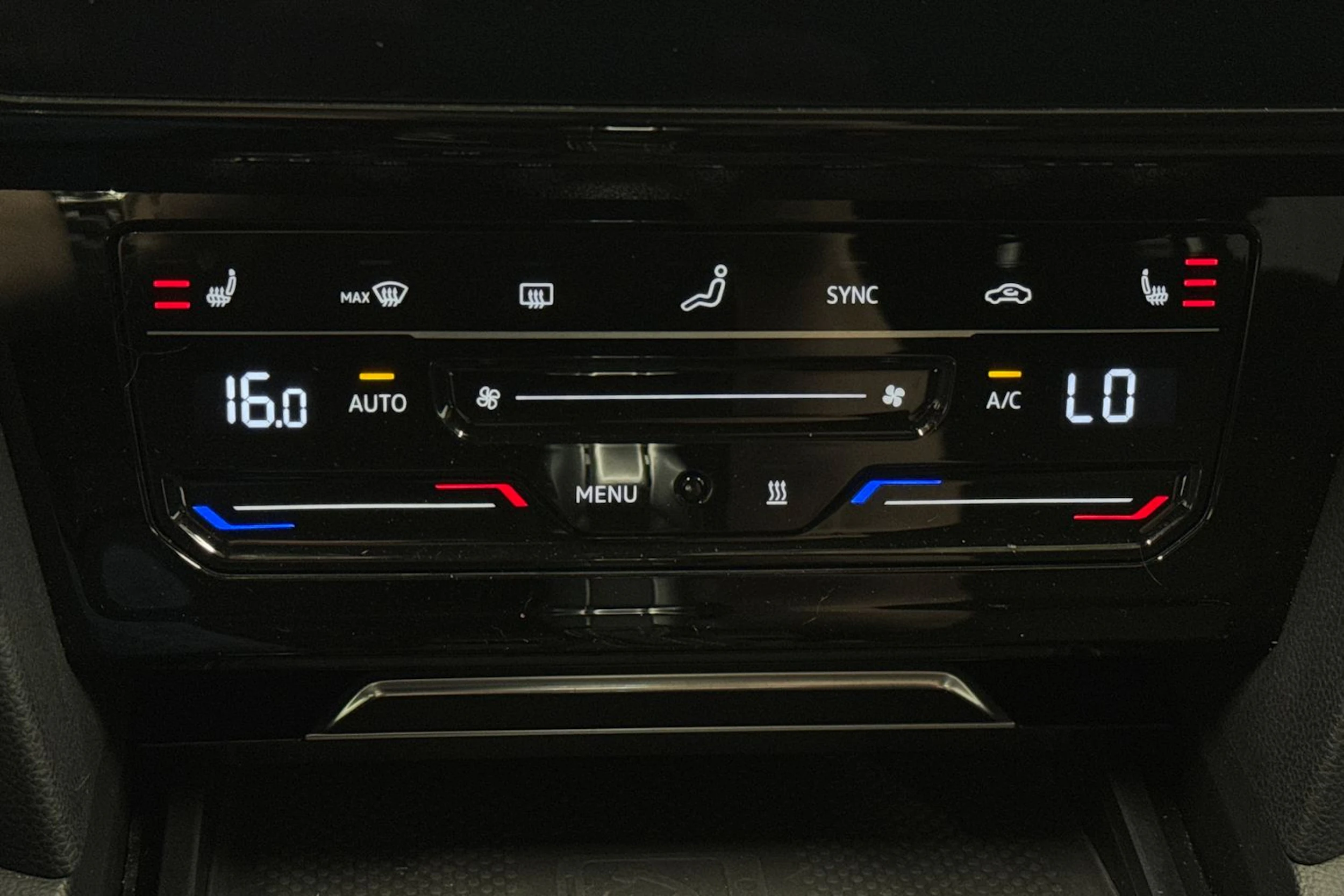 valkoinen Volkswagen Arteon 2021 kuva 32.
