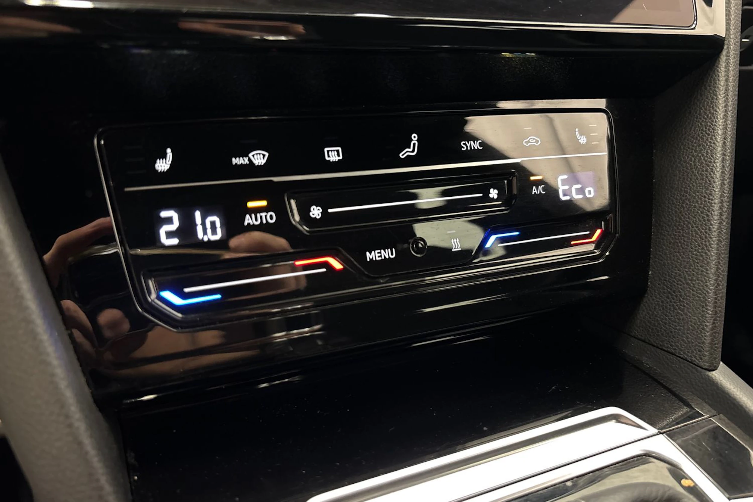 harmaa Volkswagen Arteon 2021 kuva 32.