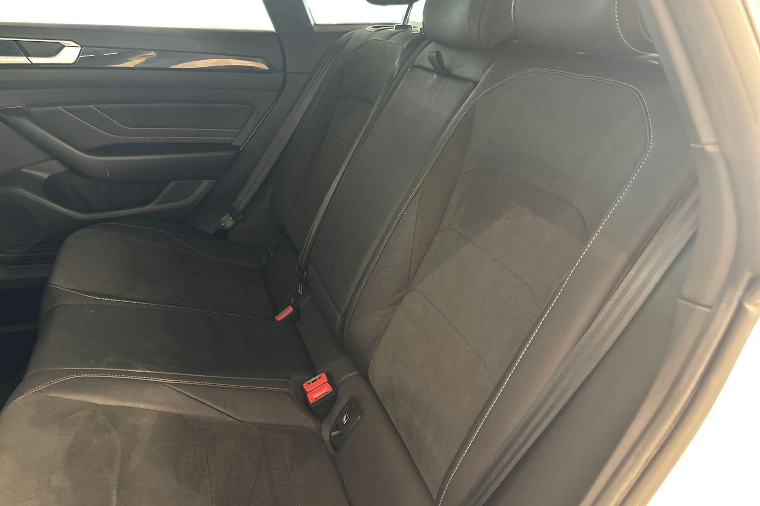 valkoinen Volkswagen Arteon 2021 kuva 10.