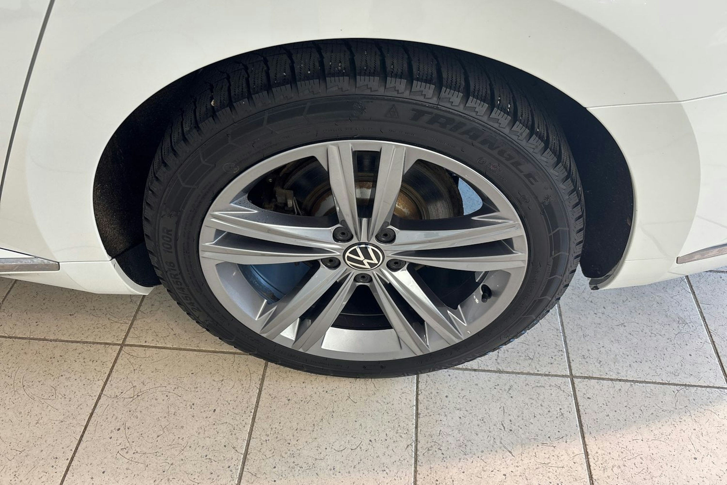 valkoinen Volkswagen Arteon 2021 kuva 13.