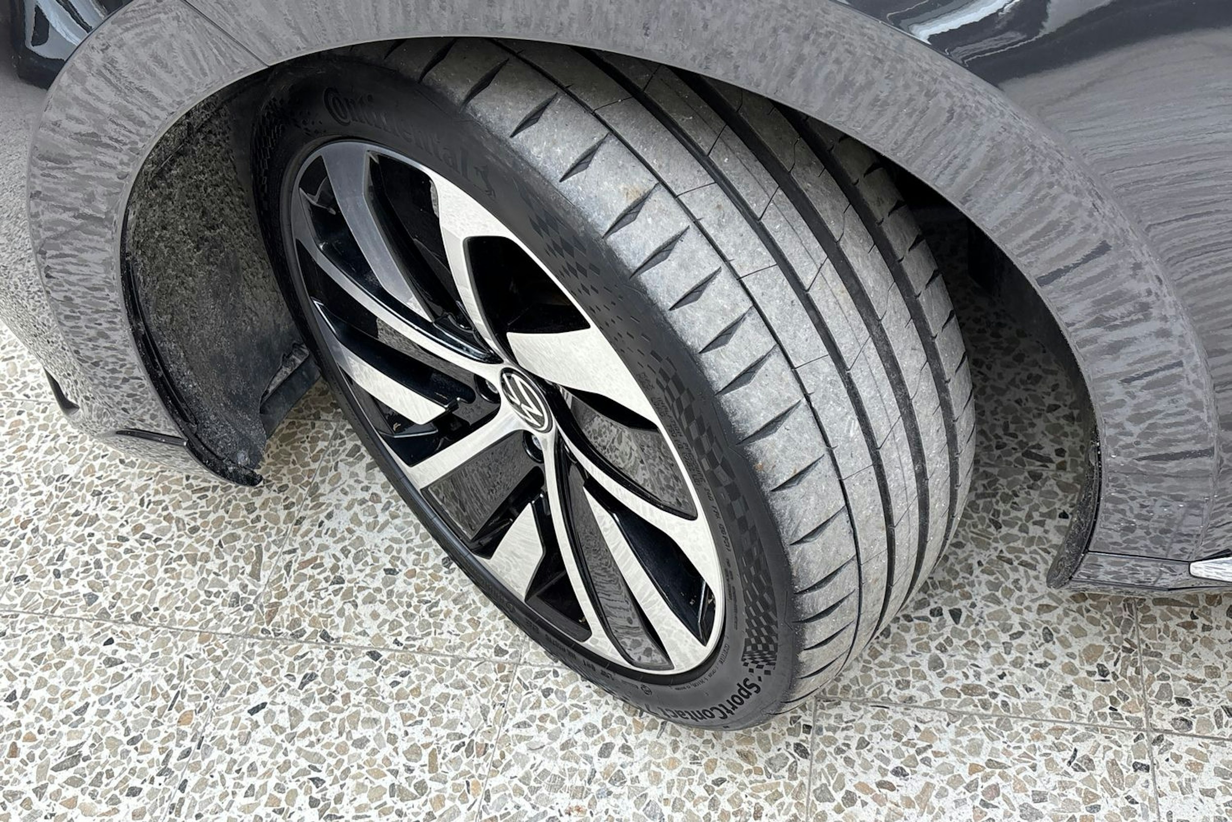 harmaa Volkswagen Arteon 2021 kuva 13.