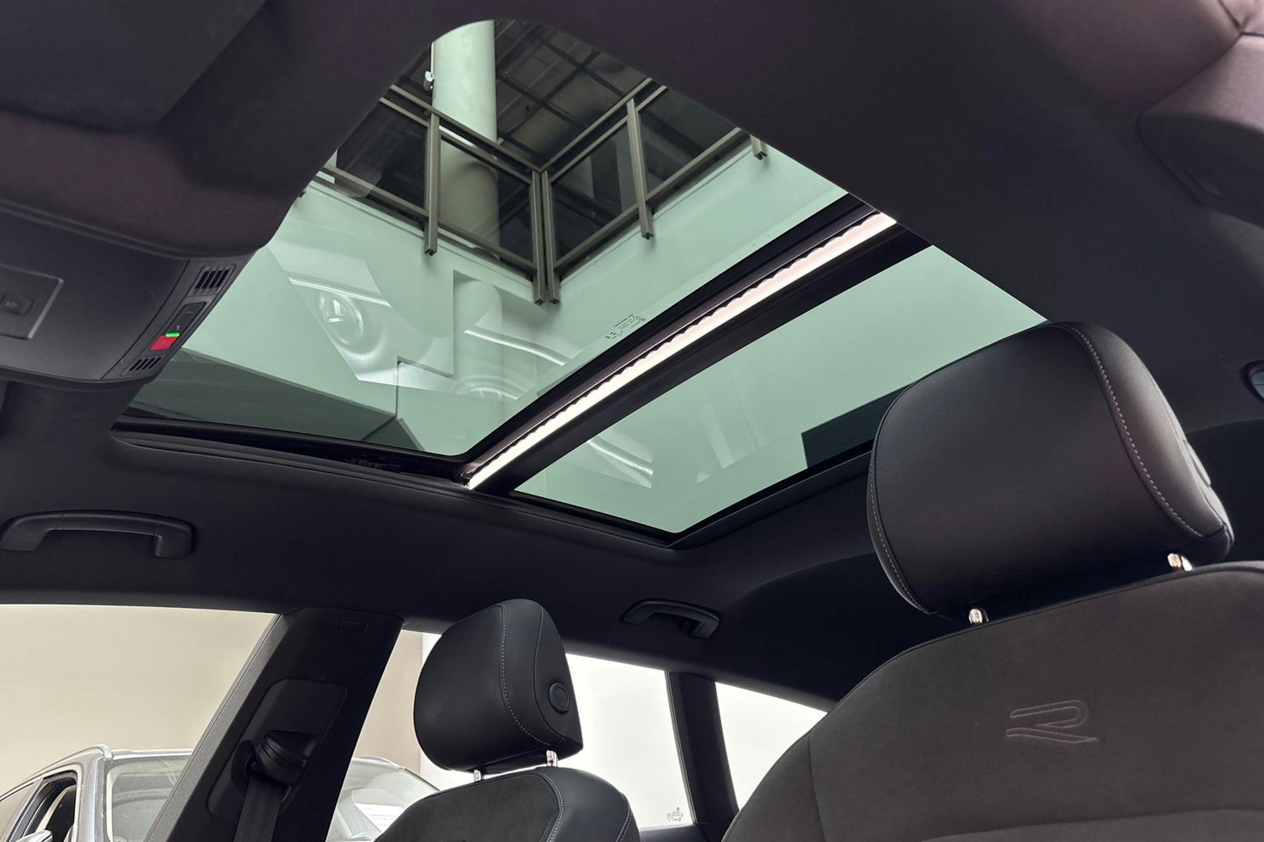 harmaa Volkswagen Arteon 2021 kuva 34.