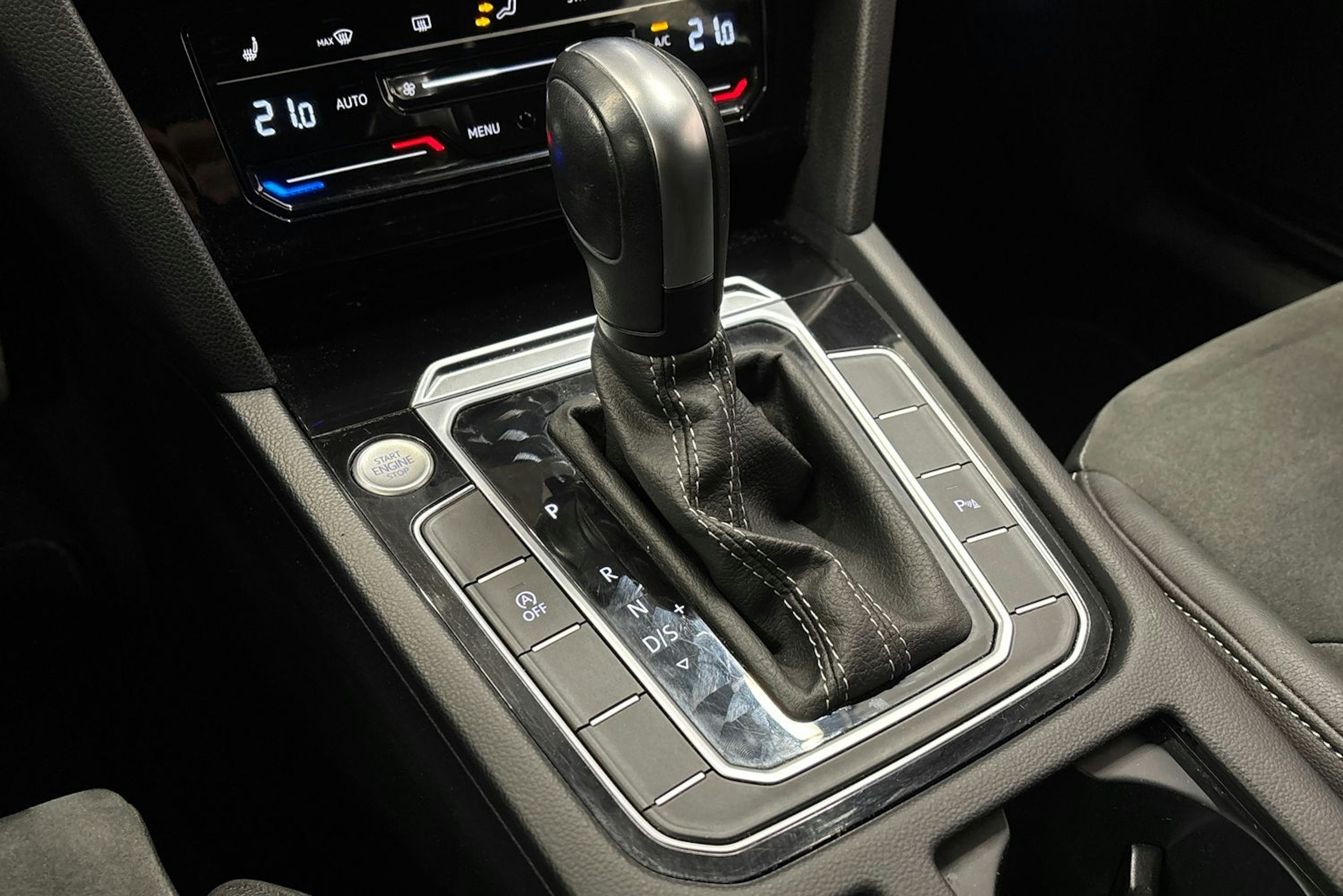 punainen Volkswagen Arteon 2022 kuva 30.