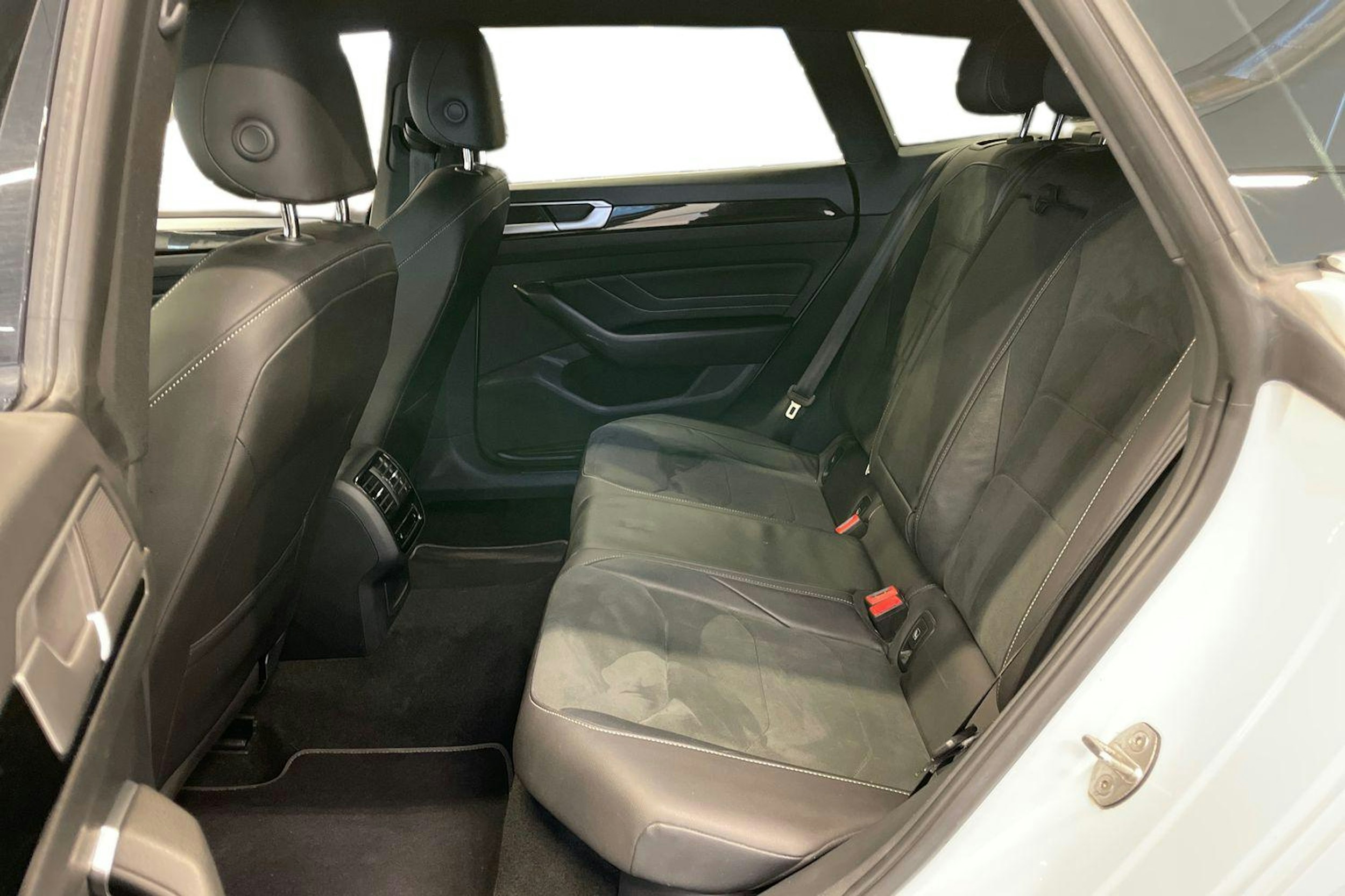 valkoinen Volkswagen Arteon 2022 kuva 10.