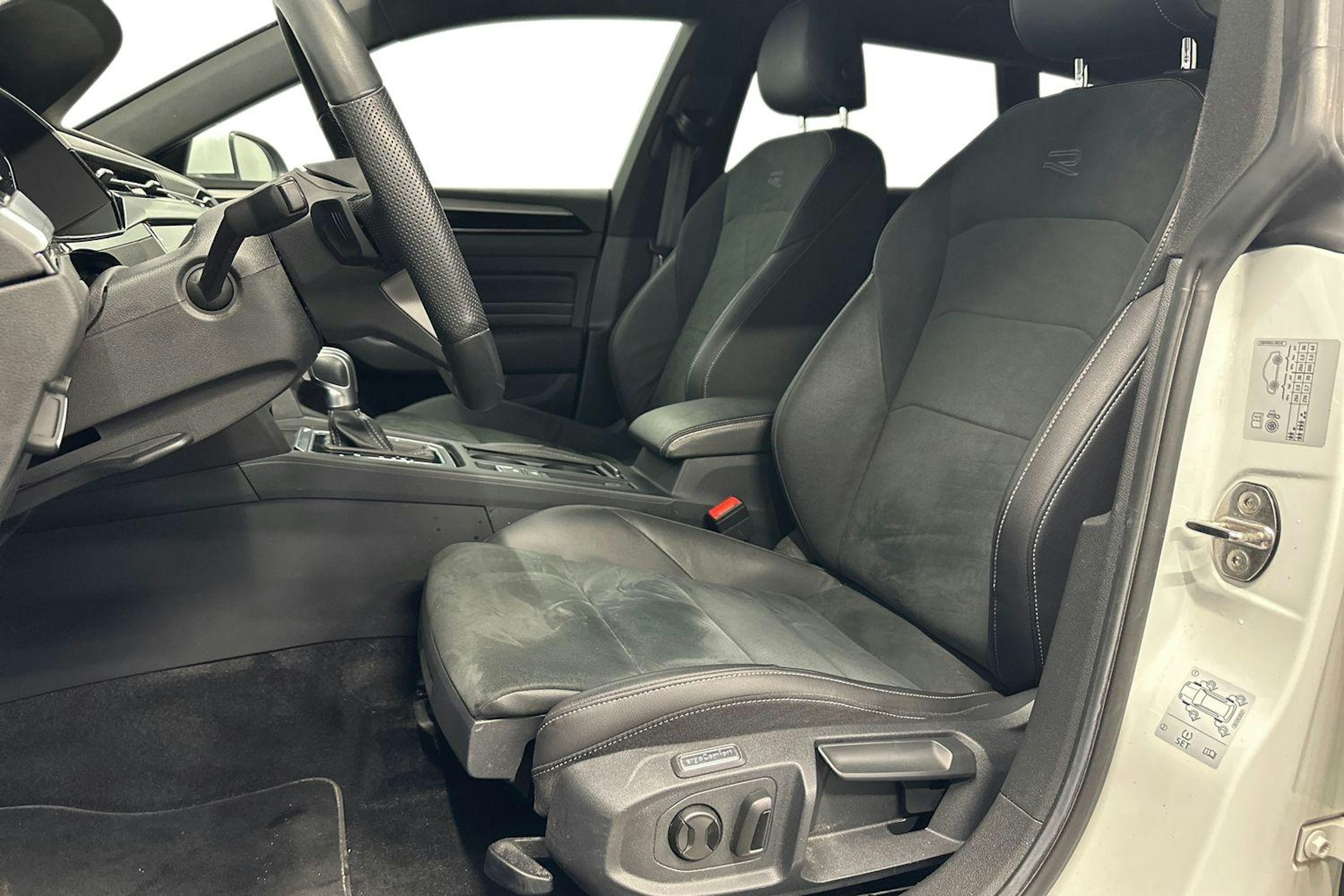 valkoinen Volkswagen Arteon 2022 kuva 11.