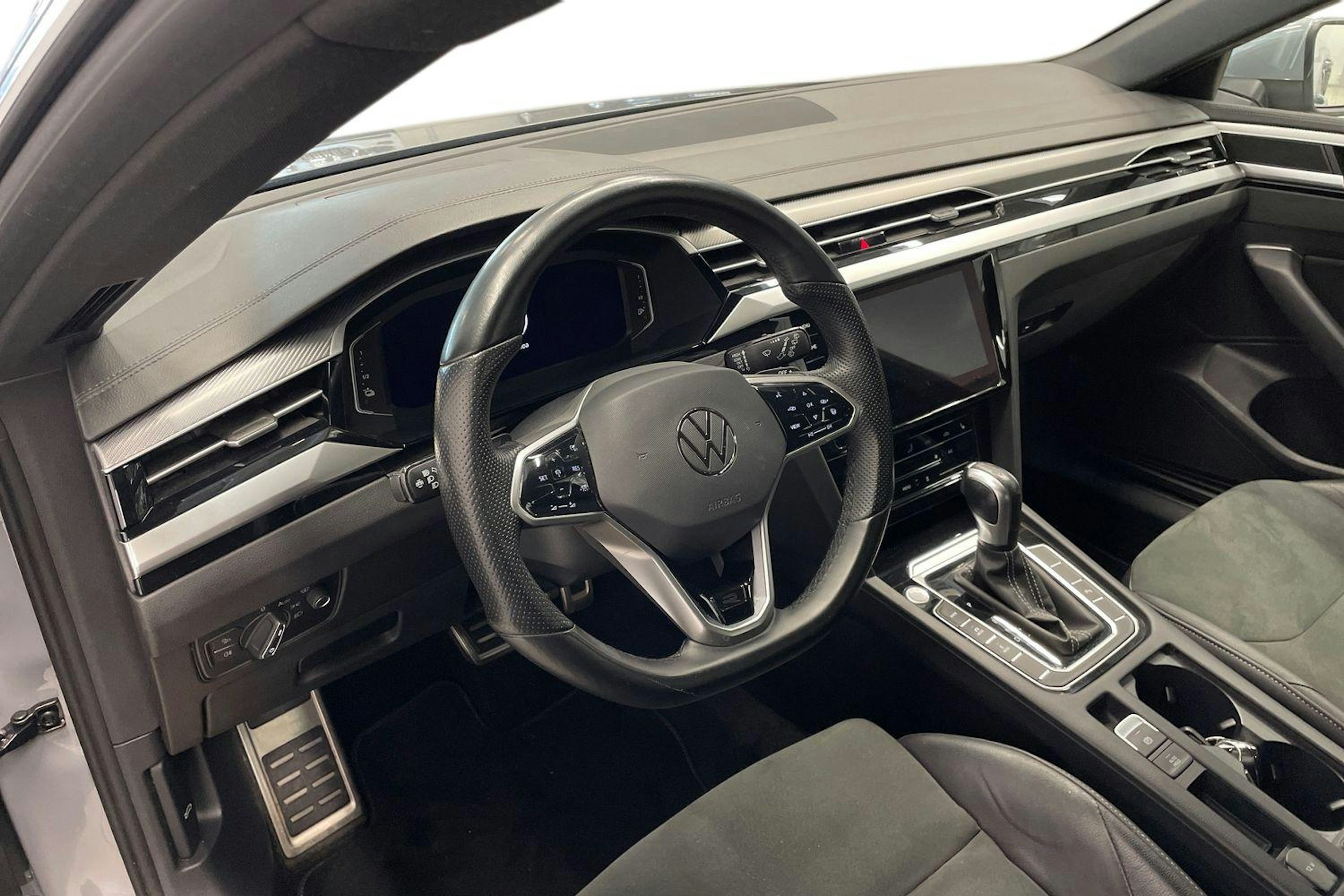 harmaa Volkswagen Arteon 2022 kuva 7.