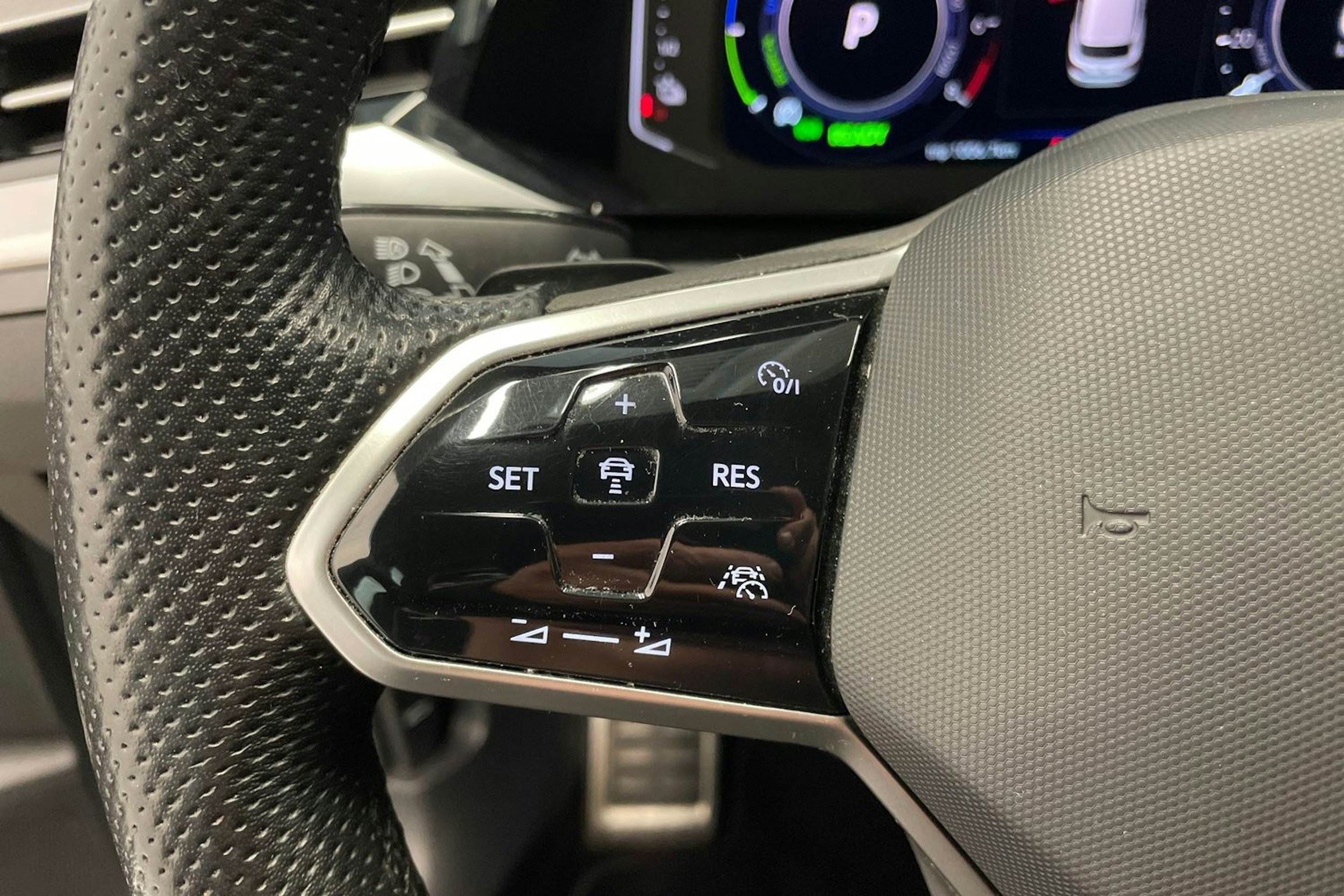 harmaa Volkswagen Arteon 2022 kuva 16.