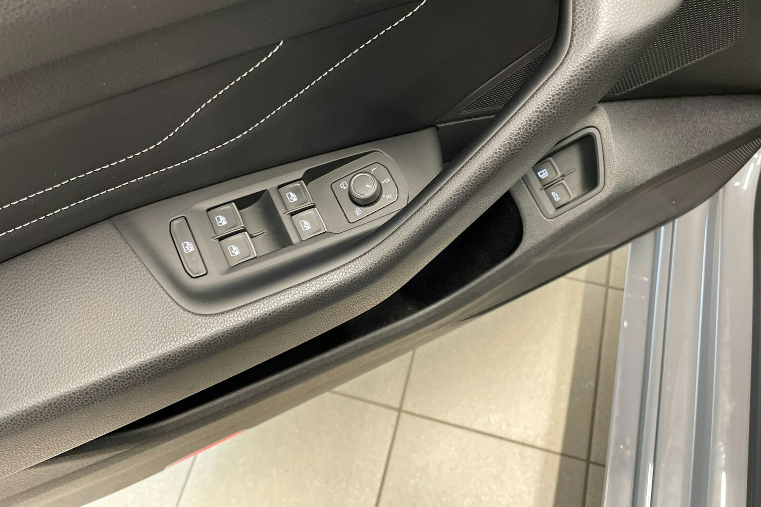 harmaa Volkswagen Arteon 2022 kuva 19.