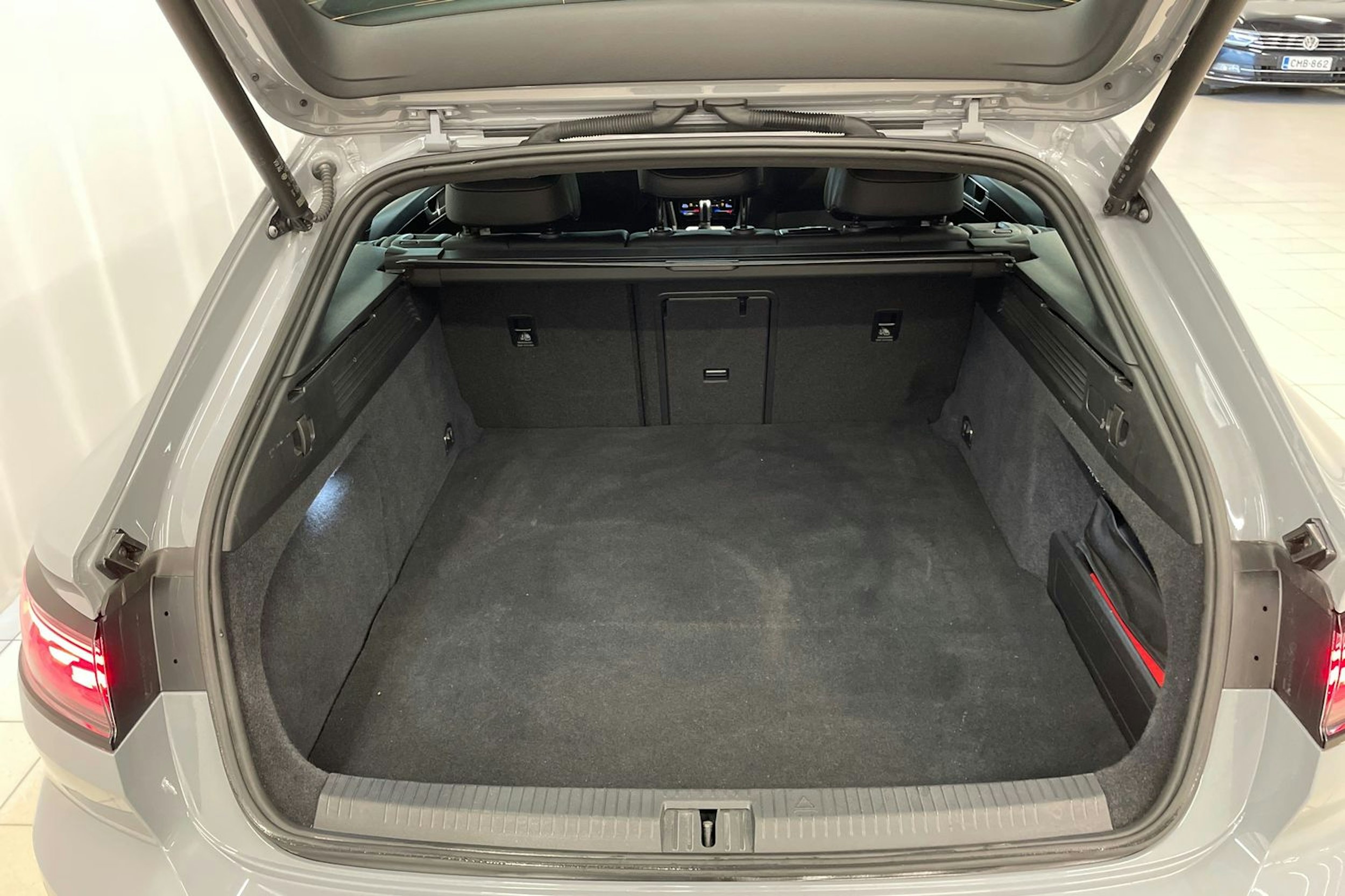 harmaa Volkswagen Arteon 2022 kuva 21.
