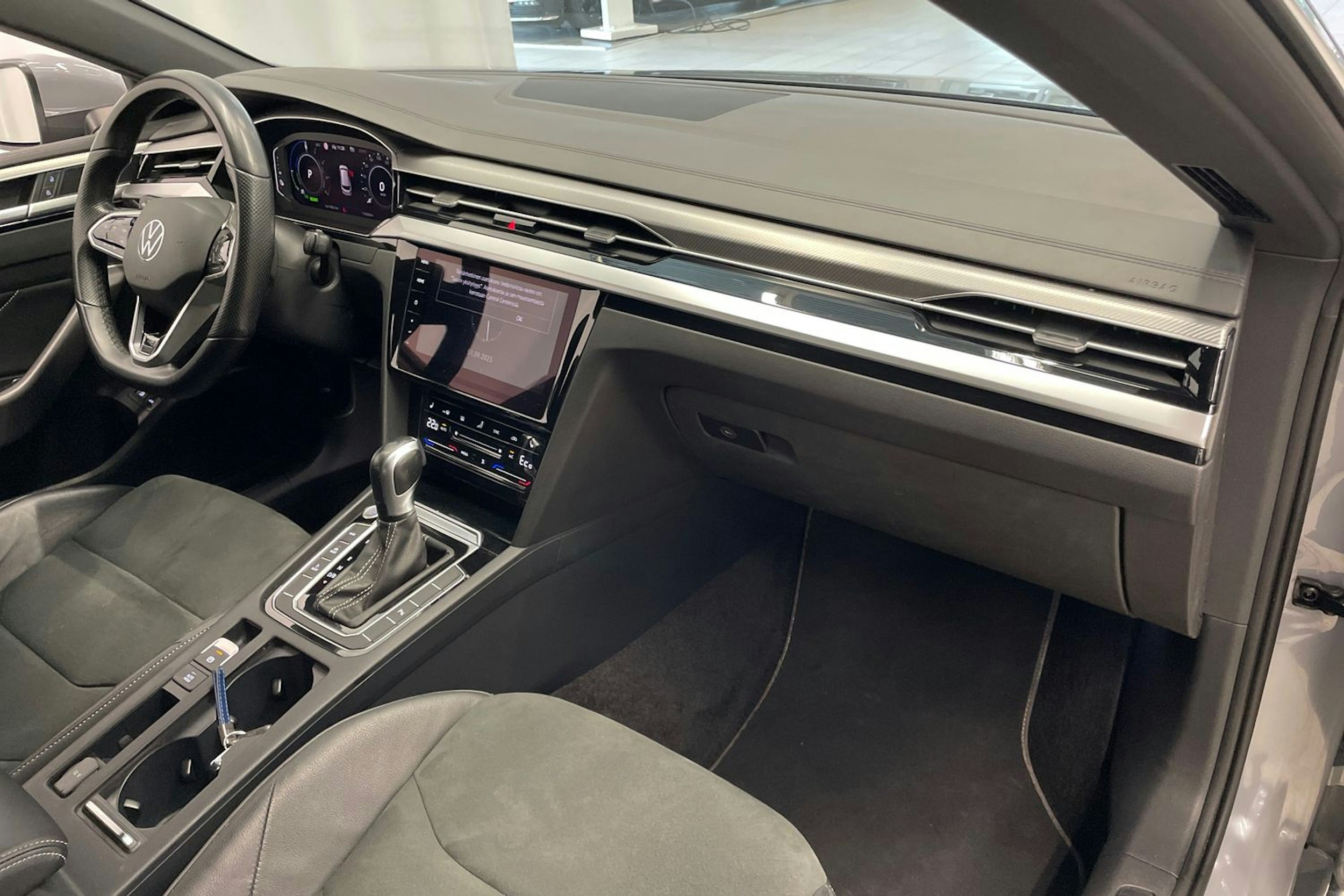 harmaa Volkswagen Arteon 2022 kuva 25.