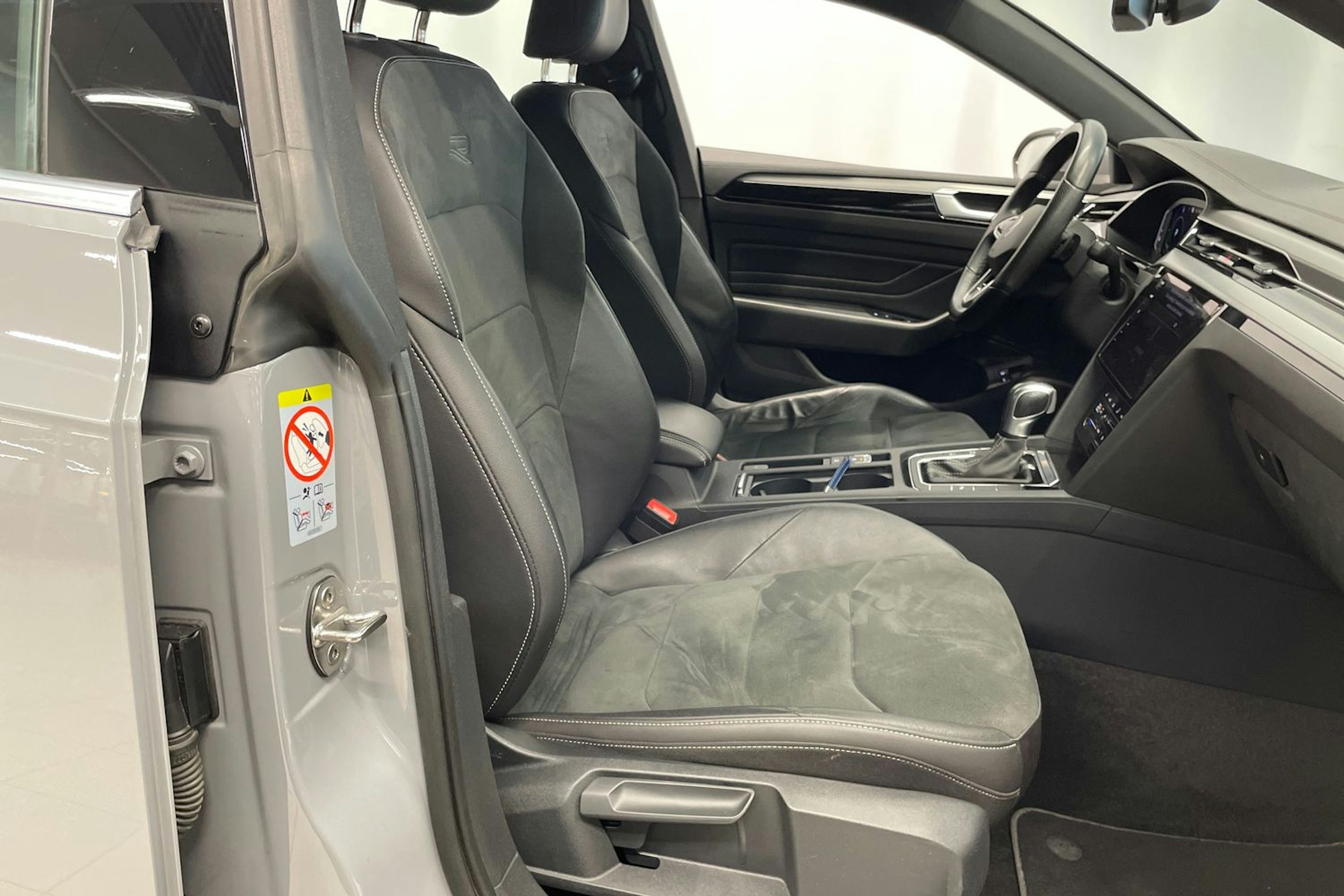 harmaa Volkswagen Arteon 2022 kuva 26.