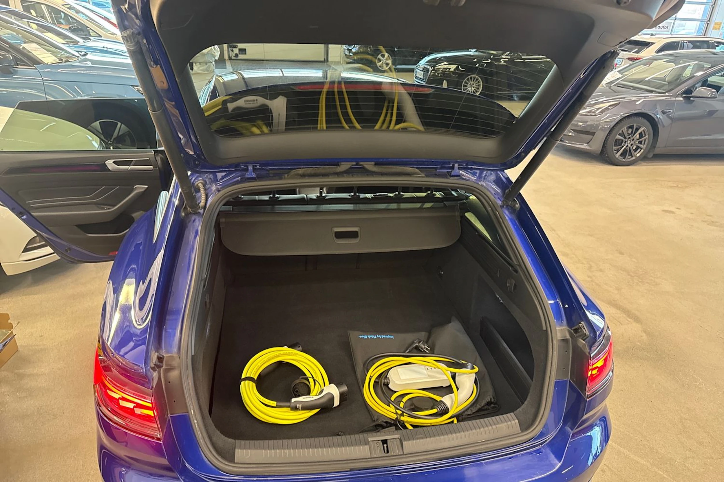 sininen Volkswagen Arteon 2022 kuva 12.