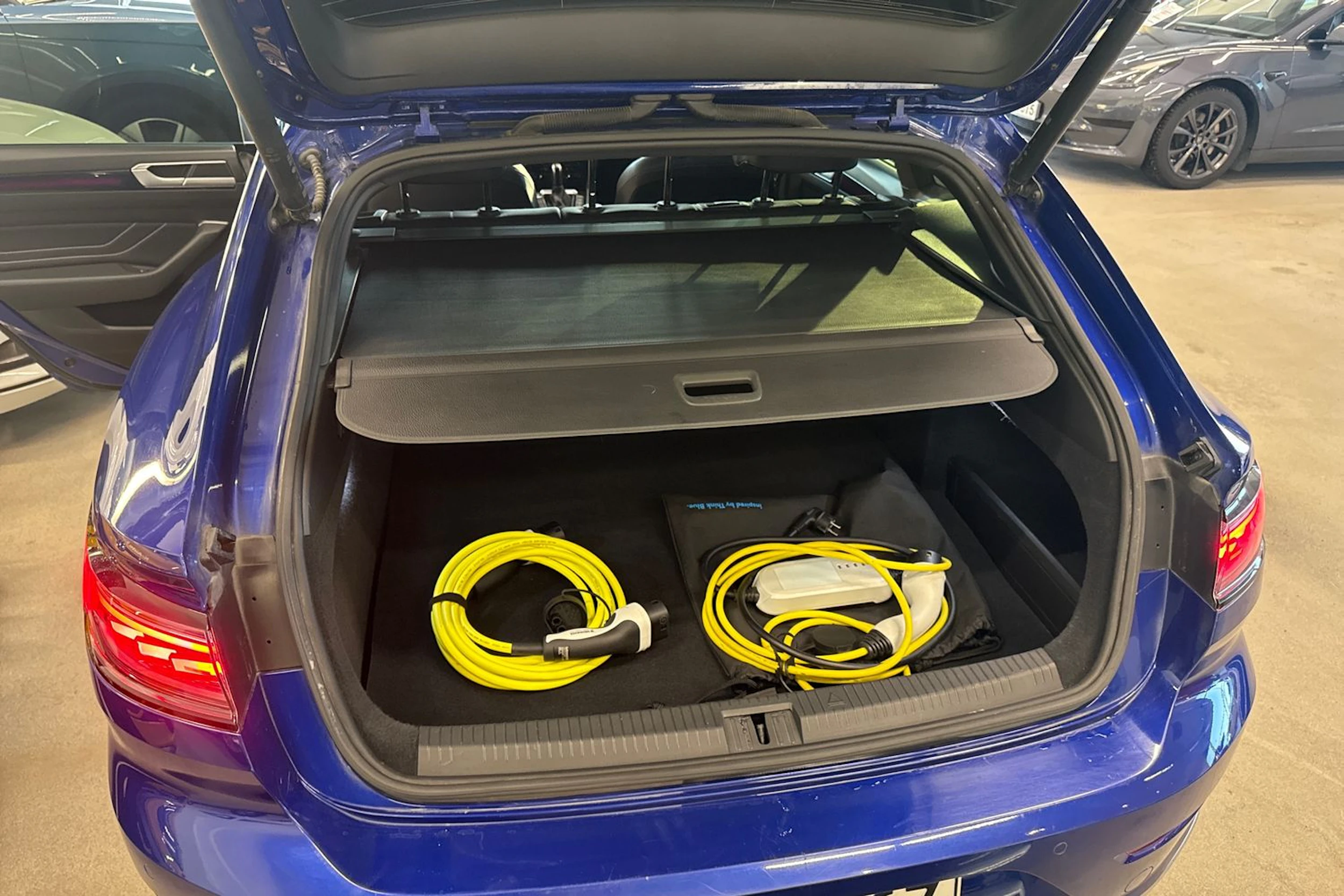 sininen Volkswagen Arteon 2022 kuva 15.