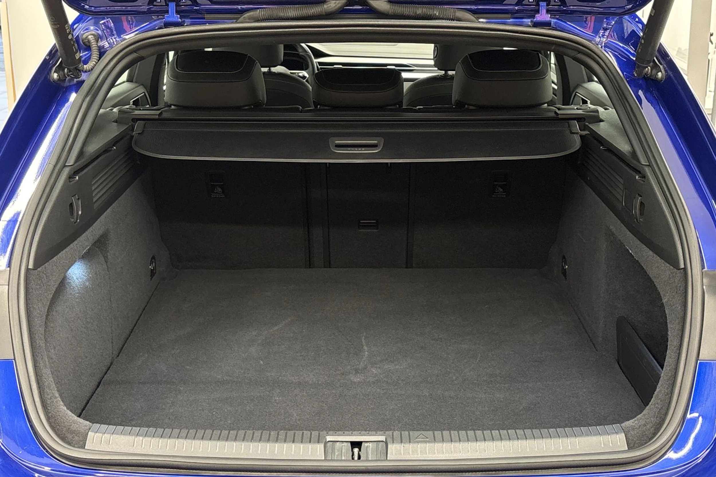 sininen Volkswagen Arteon 2022 kuva 24.