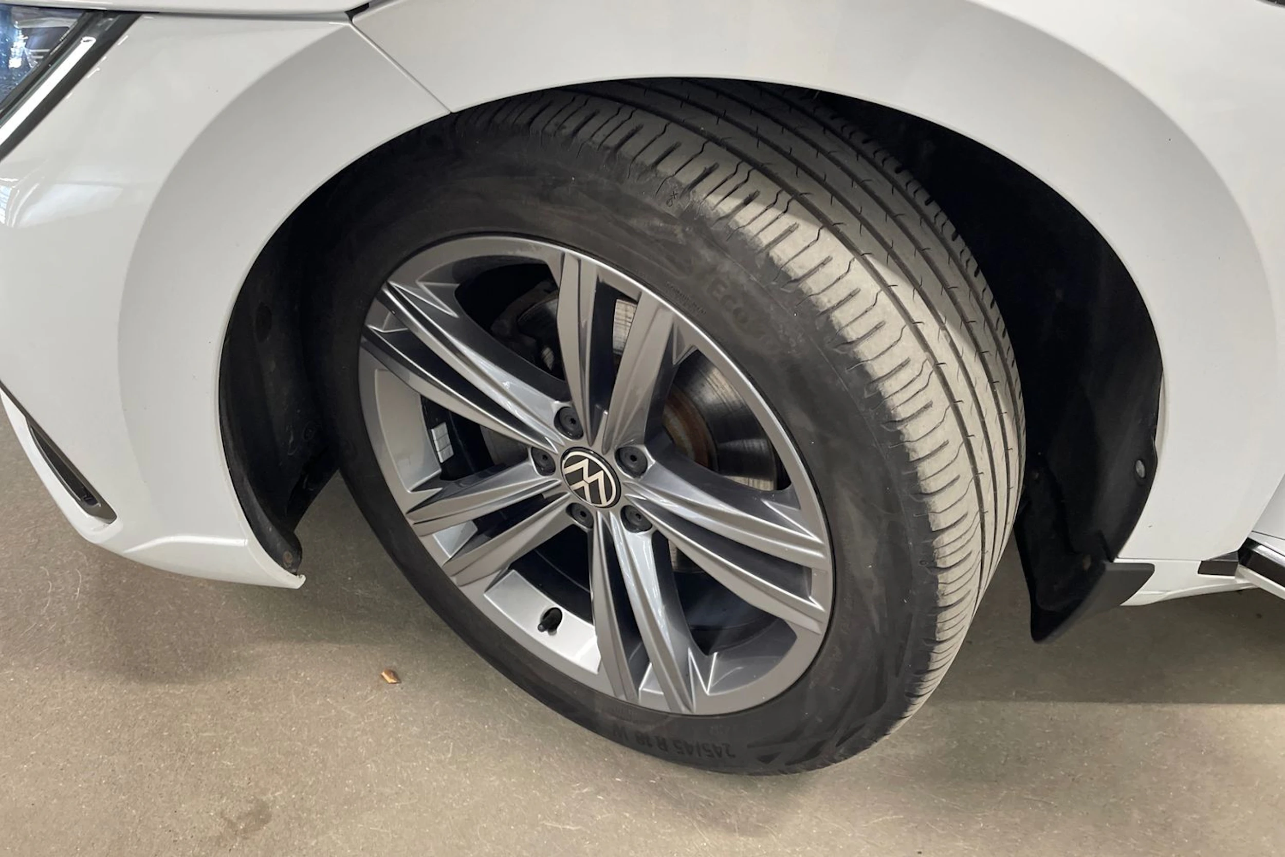 valkoinen Volkswagen Arteon 2022 kuva 10.