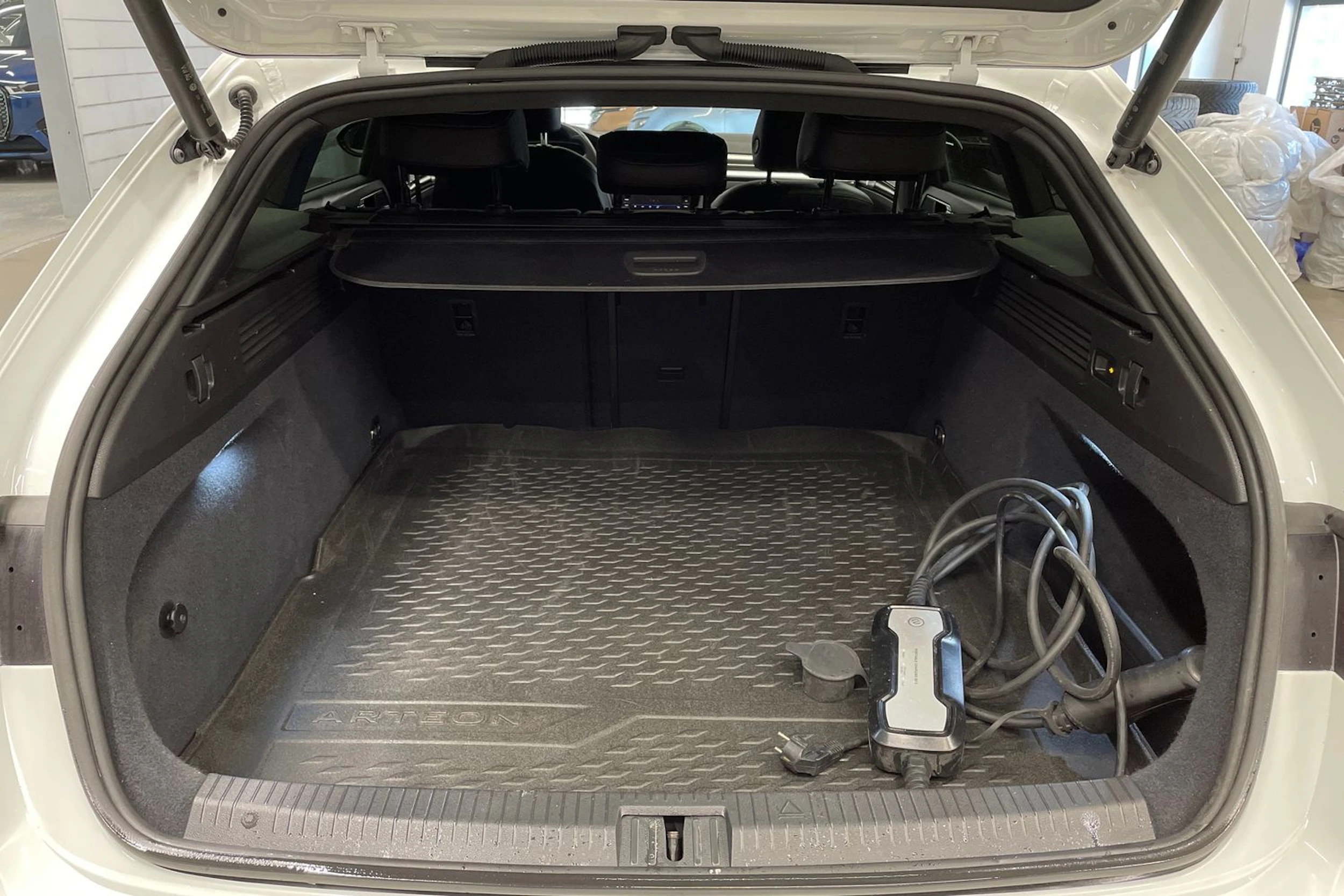 valkoinen Volkswagen Arteon 2022 kuva 11.